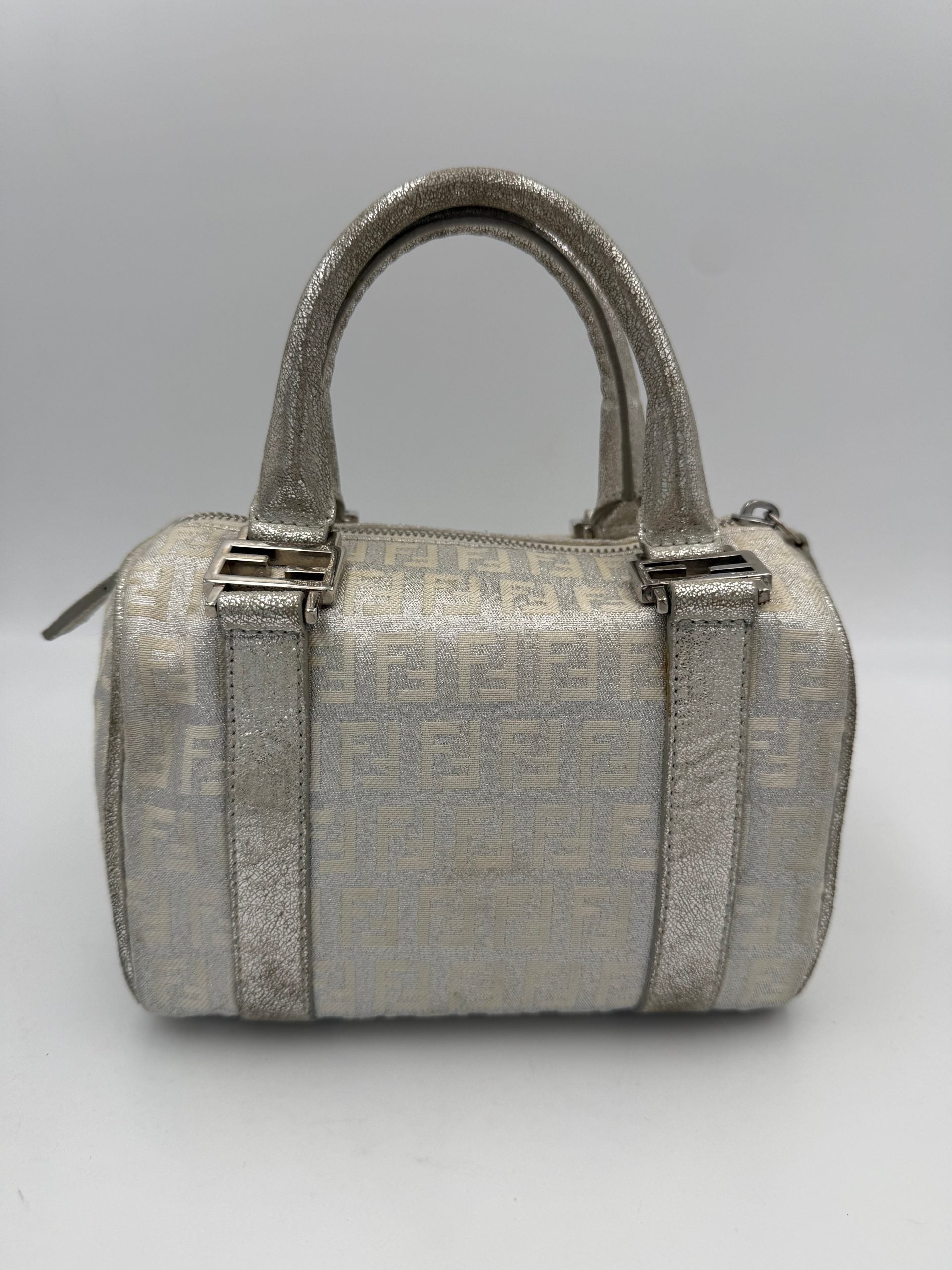 Sac à main Fendi Mini Bauletto FF Zucchino laminé, petit sac à main en tissu brillant avec logo Fendi visible.