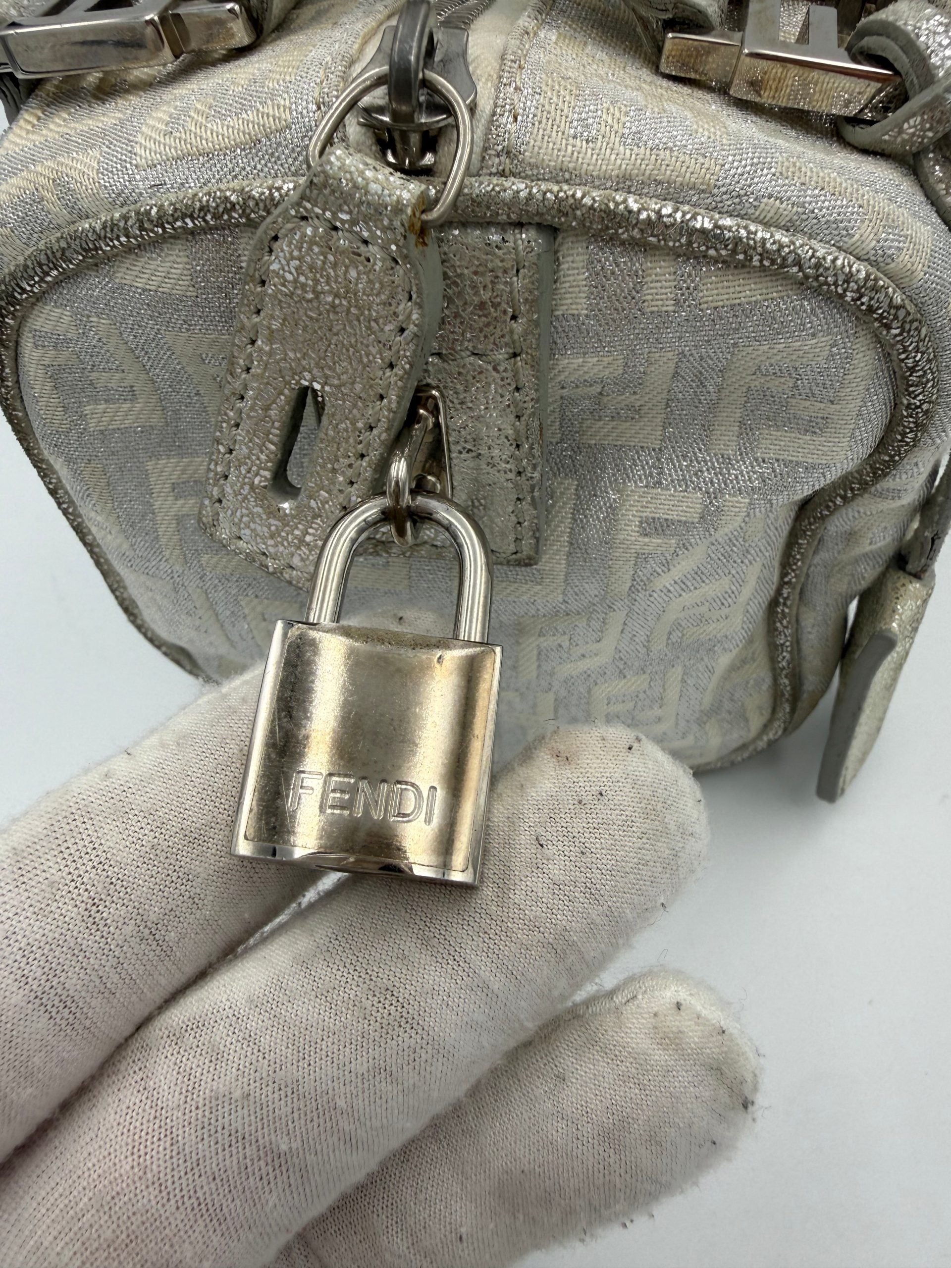 Sac à main Fendi Mini Bauletto FF Zucchino en lamé, petit sac à main en cuir avec motif emblématique Fendi.