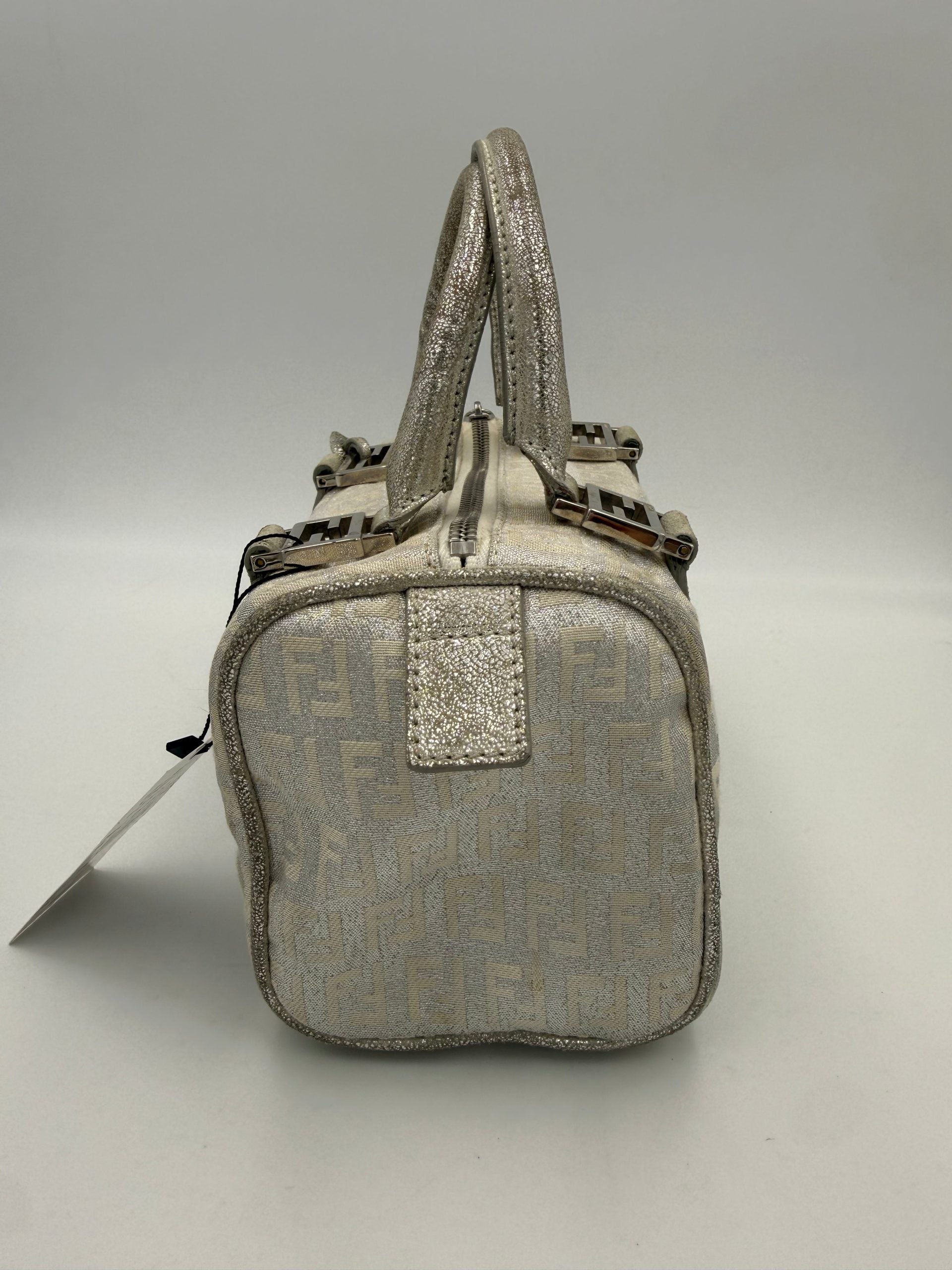 Sac à main Fendi Mini Bauletto FF Zucchino en lamé, petit sac à bandoulière avec motif emblématique Fendi.
