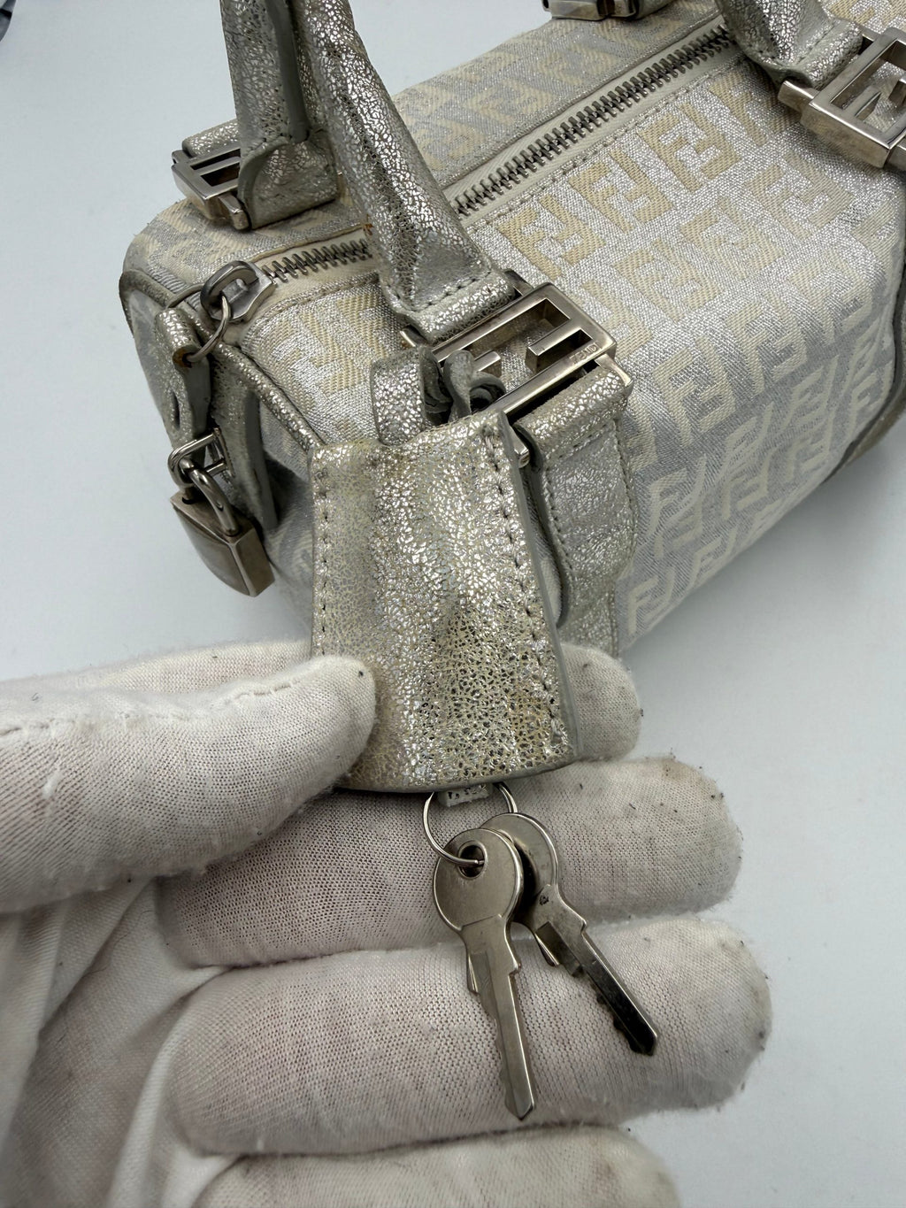 Sac à main Fendi Mini Bauletto FF Zucchino laminé, petit sac à main en cuir avec logo emblématique Fendi.