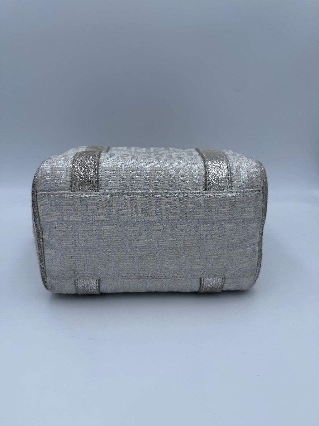 Sac à main Fendi Mini Bauletto FF Zucchino laminé, sac à main compact avec motif signature Fendi en tissu brillant.