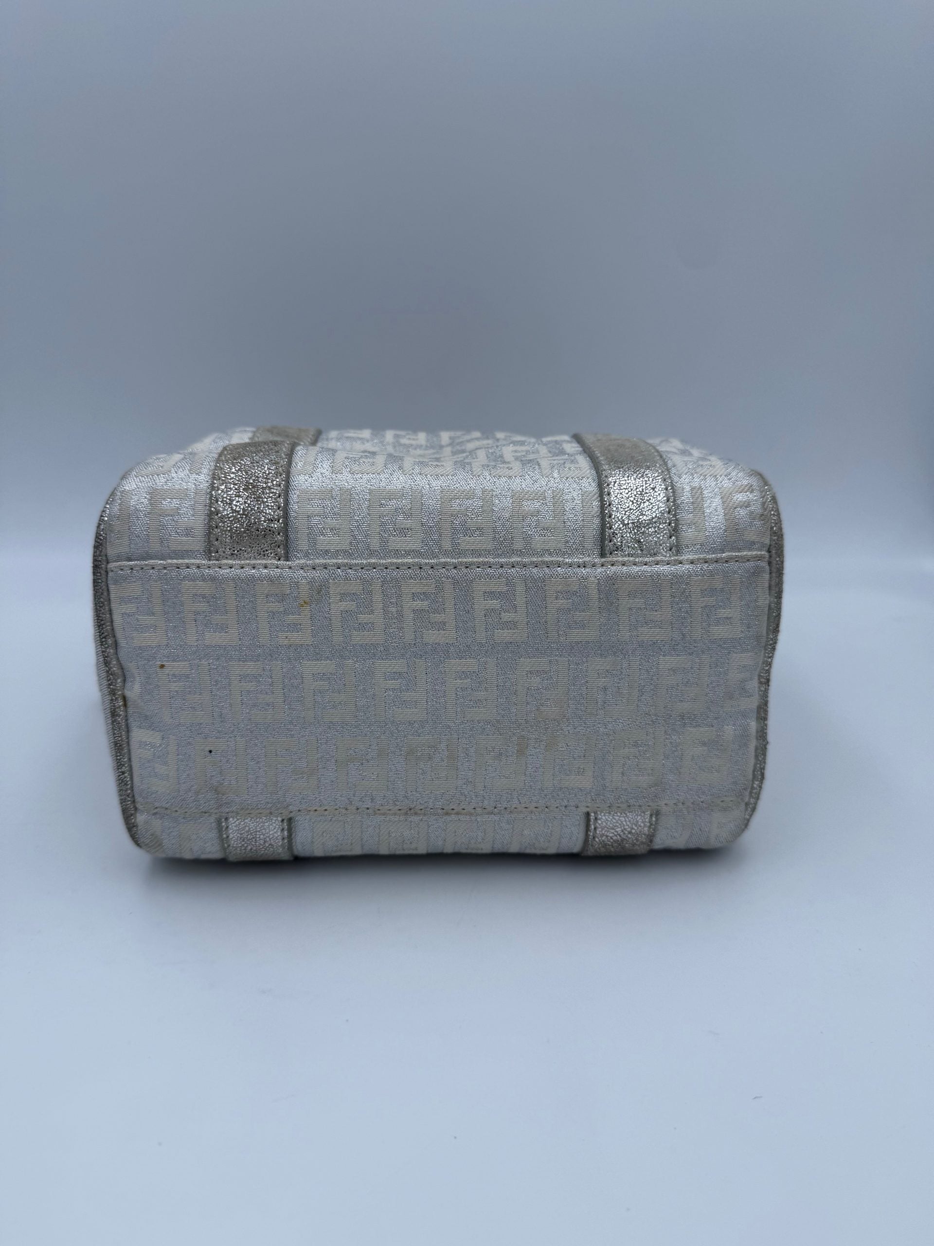 Sac à main Fendi Mini Bauletto FF Zucchino laminé, sac à main compact avec motif signature Fendi en tissu brillant.