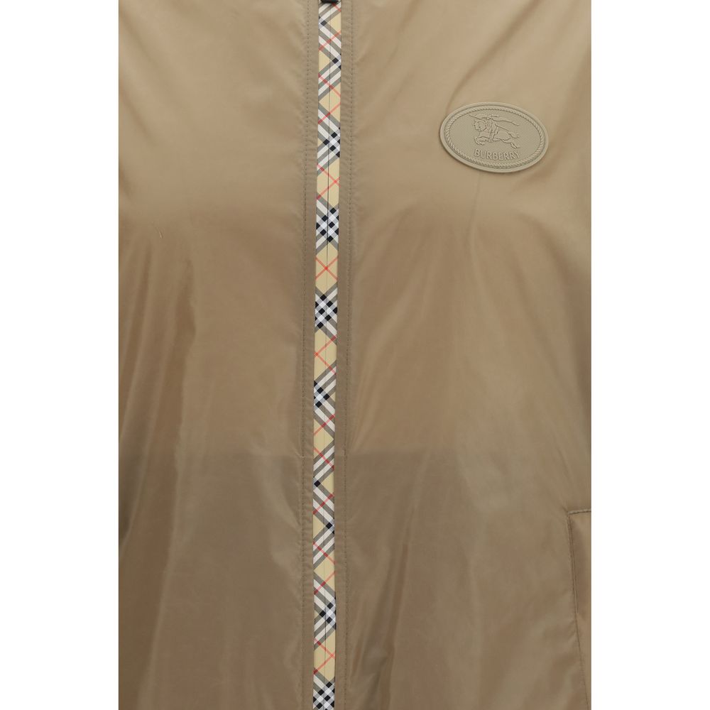 Veste en nylon marron Burberry, coupe décontractée avec capuche et fermeture éclair, tissu imperméable élégante pour le plein air.