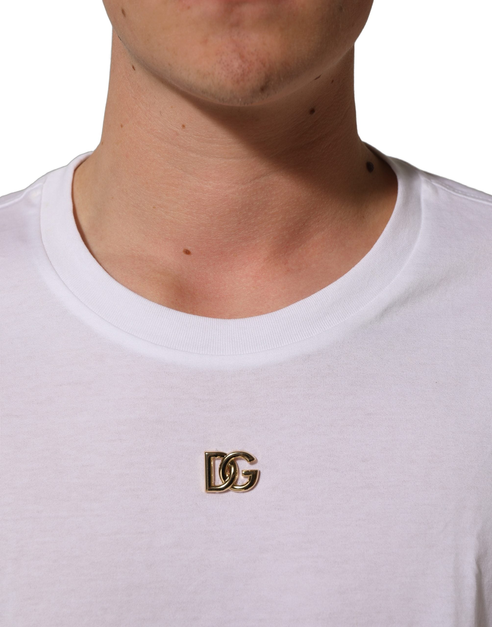 T-shirt blanc en métal avec logo DG de Dolce & Gabbana, manches courtes, design élégant et moderne visible sur le modèle.