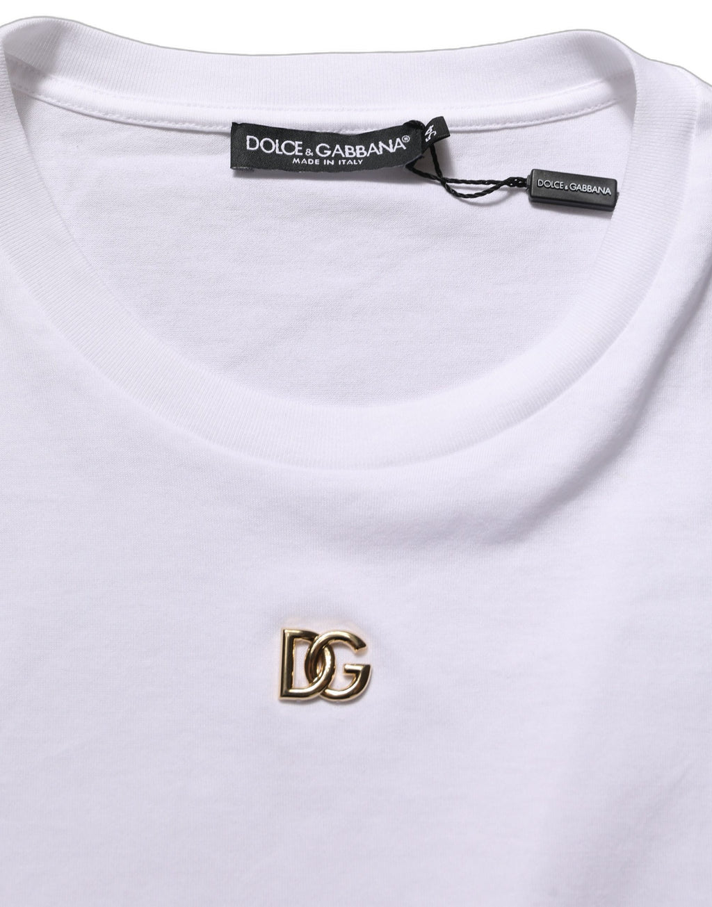 T-shirt blanc en métal Dolce & Gabbana avec logo DG à manches courtes, visible en gros plan sur fond neutre.