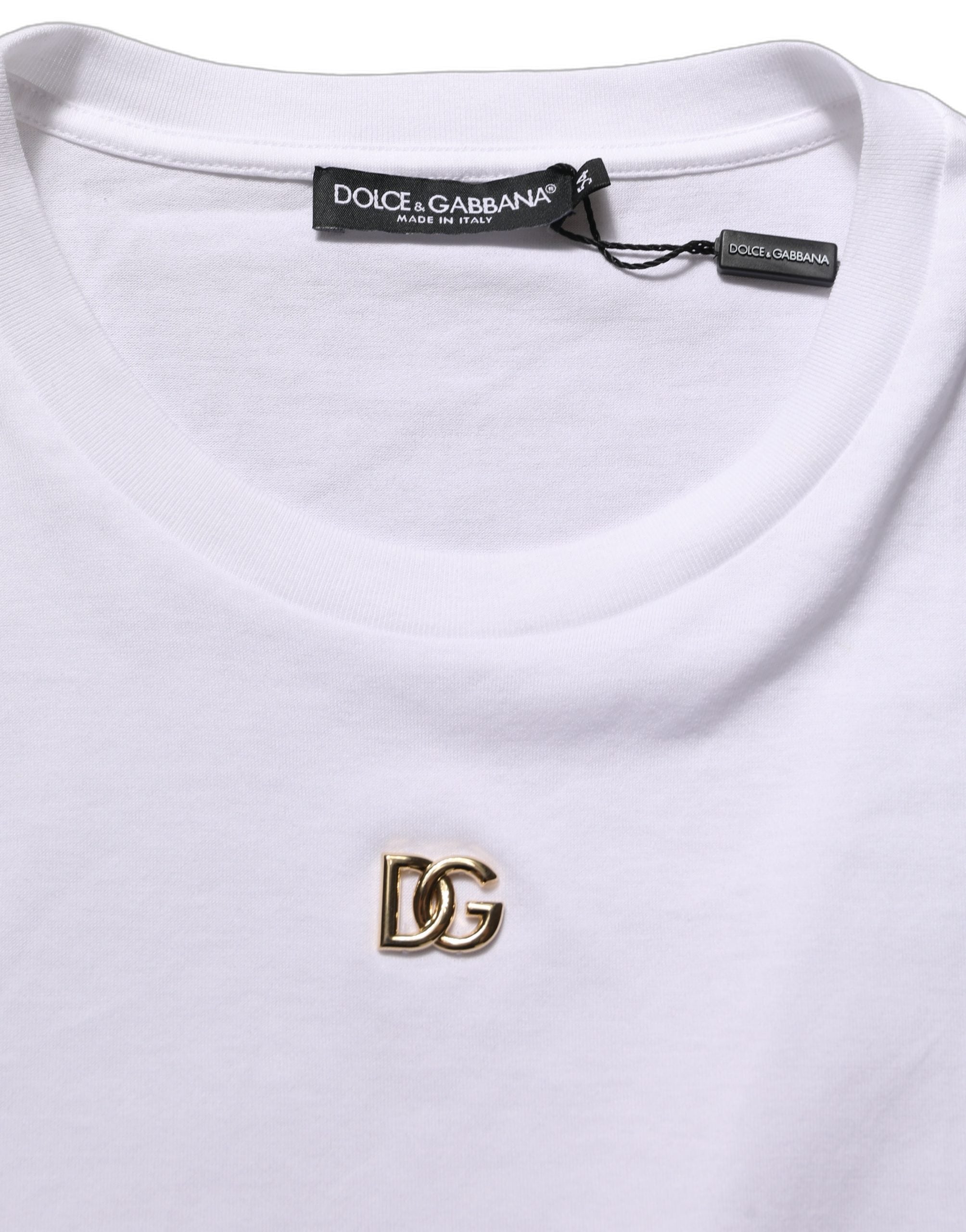 T-shirt blanc en métal Dolce & Gabbana avec logo DG à manches courtes, visible en gros plan sur fond neutre.