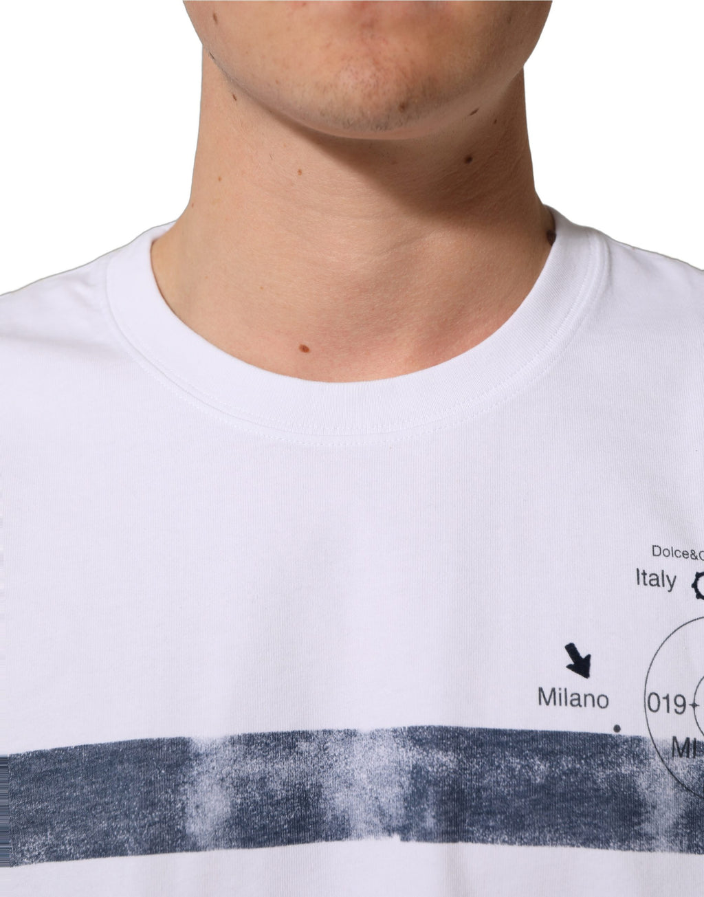 T-shirt à manches courtes Dolce & Gabbana en coton blanc avec rayures bleues, style élégant et casual.