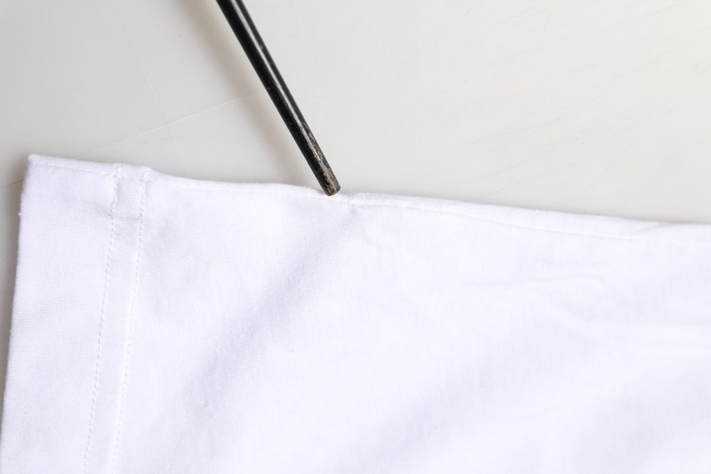 T-shirt à col rond en coton blanc Dolce & Gabbana avec logo imprimé, mode élégante et confortable pour homme.