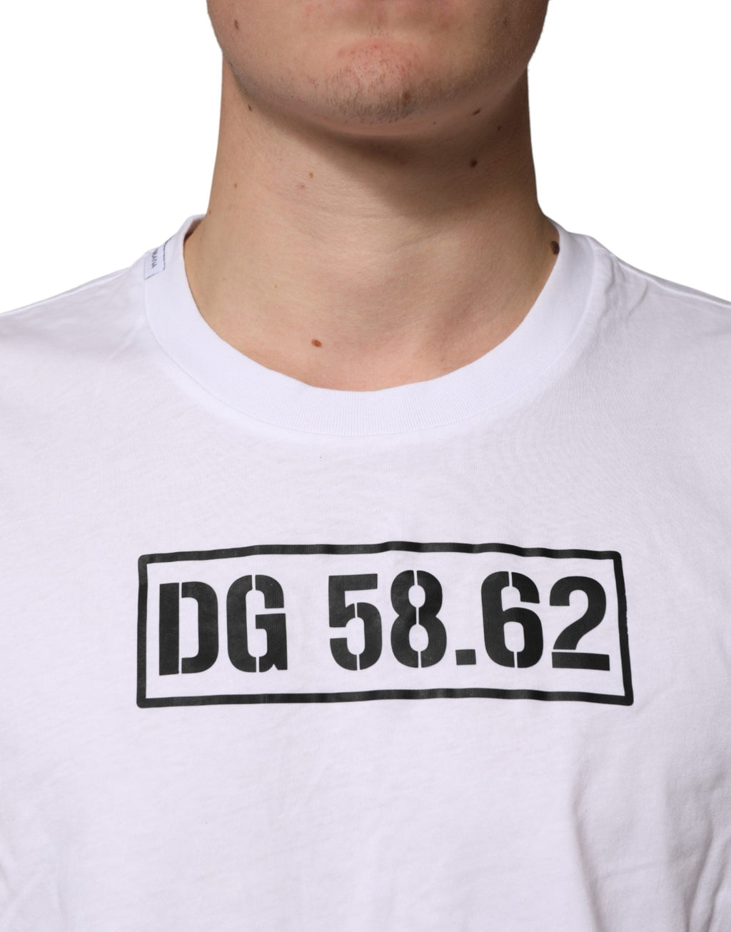 T-shirt blanc en coton Dolce & Gabbana avec logo imprimé, col ras du cou, détail élégant et décontracté.