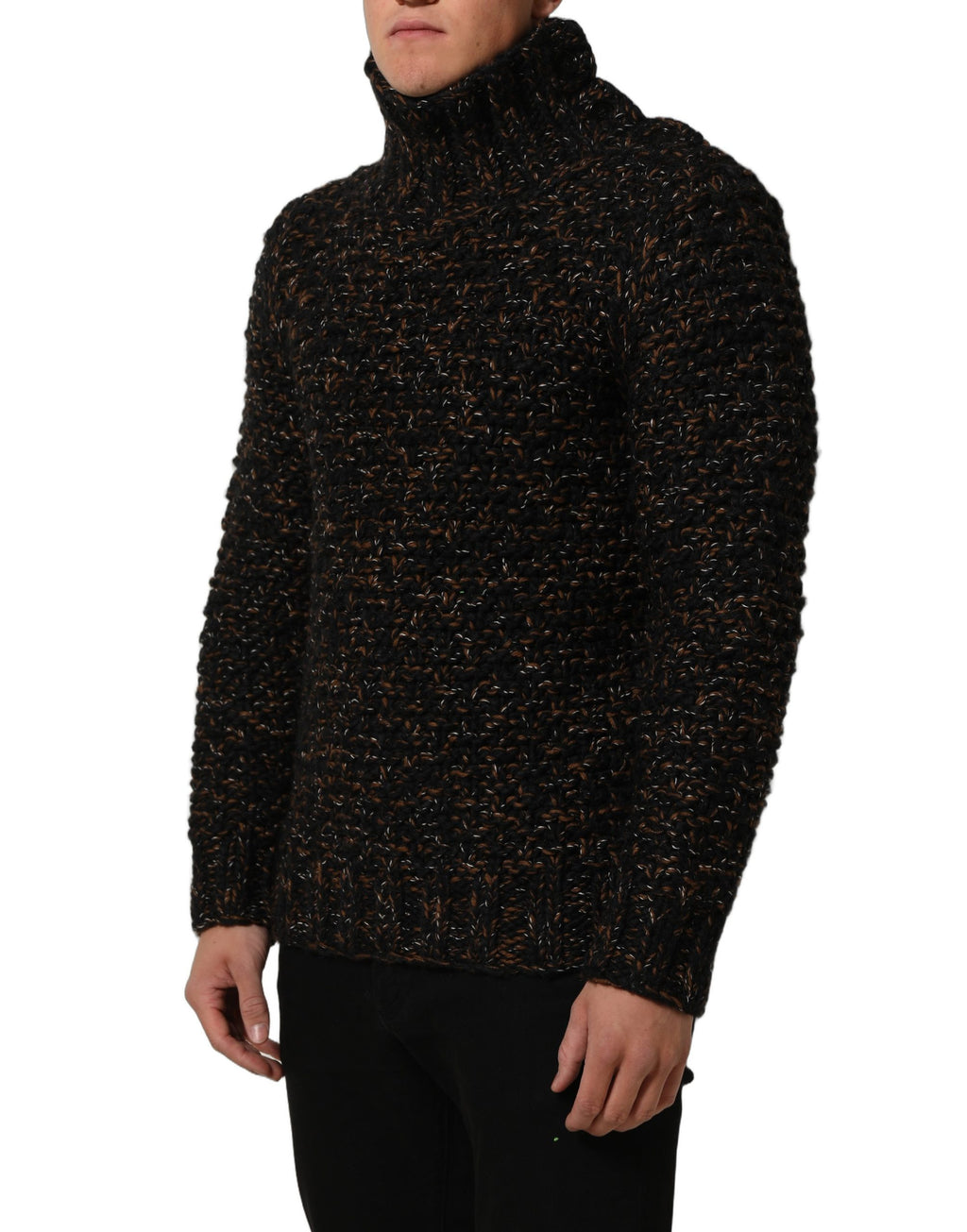 Pull en maille en laine marron Dolce & Gabbana avec col roulé, doux et chaud, porté sur un mannequin.