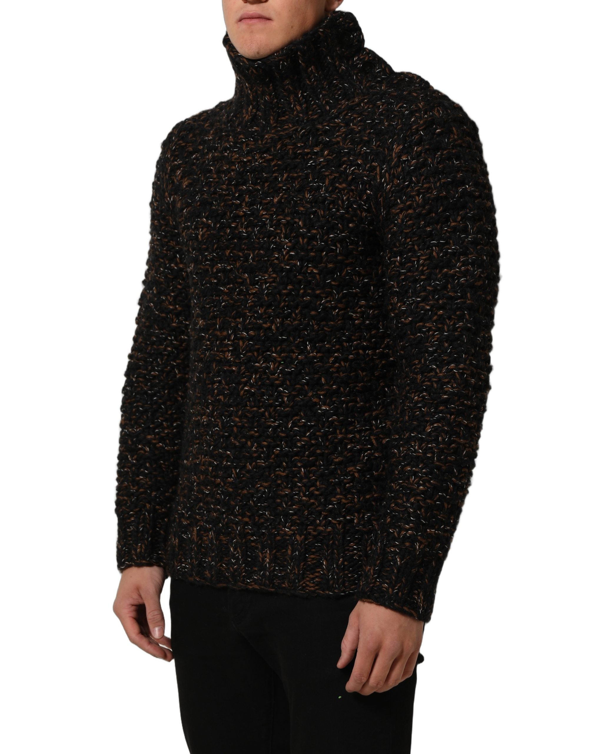Pull en maille en laine marron Dolce & Gabbana avec col roulé, doux et chaud, porté sur un mannequin.
