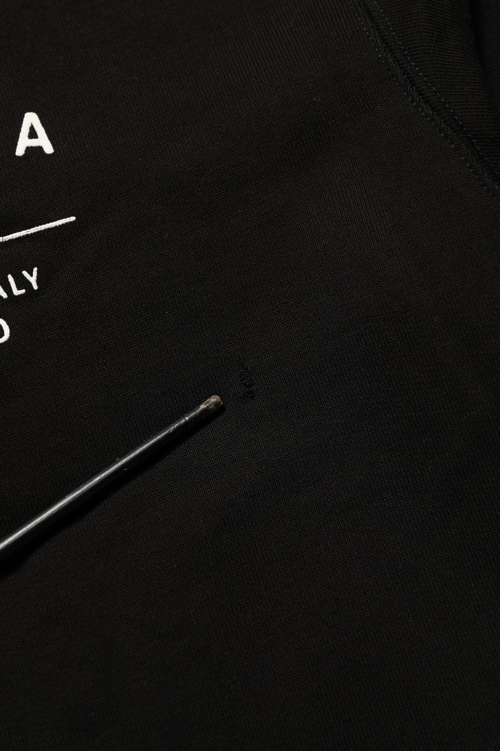 Sweatshirt noir Dolce & Gabbana en coton avec logo imprimé, style décontracté et moderne, vue de face.