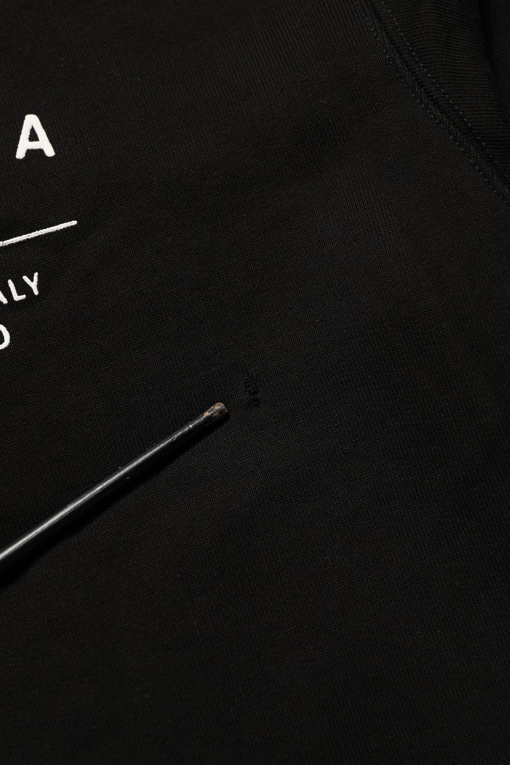 Sweatshirt noir Dolce & Gabbana en coton avec logo imprimé, style décontracté et moderne, vue de face.