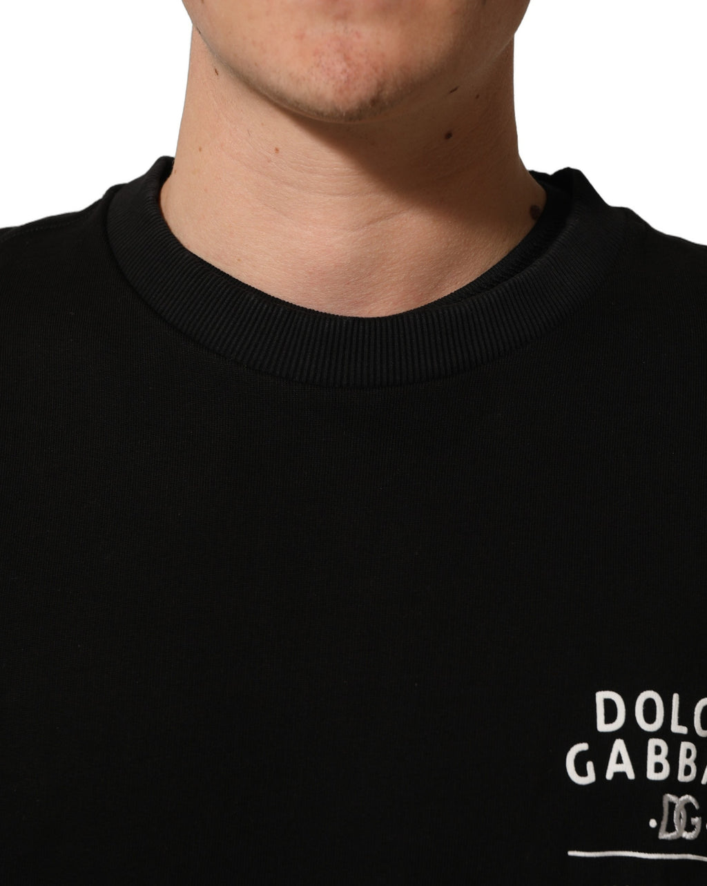 Sweatshirt Dolce & Gabbana en coton noir avec logo imprimé, style décontracté et moderne, visible sur l'image.