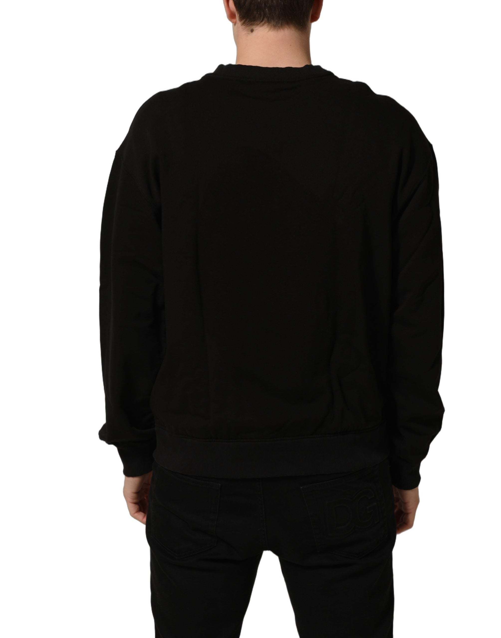 Sweat-shirt noir en coton Dolce & Gabbana avec logo imprimé, doux et confortable, porté sur un mannequin.