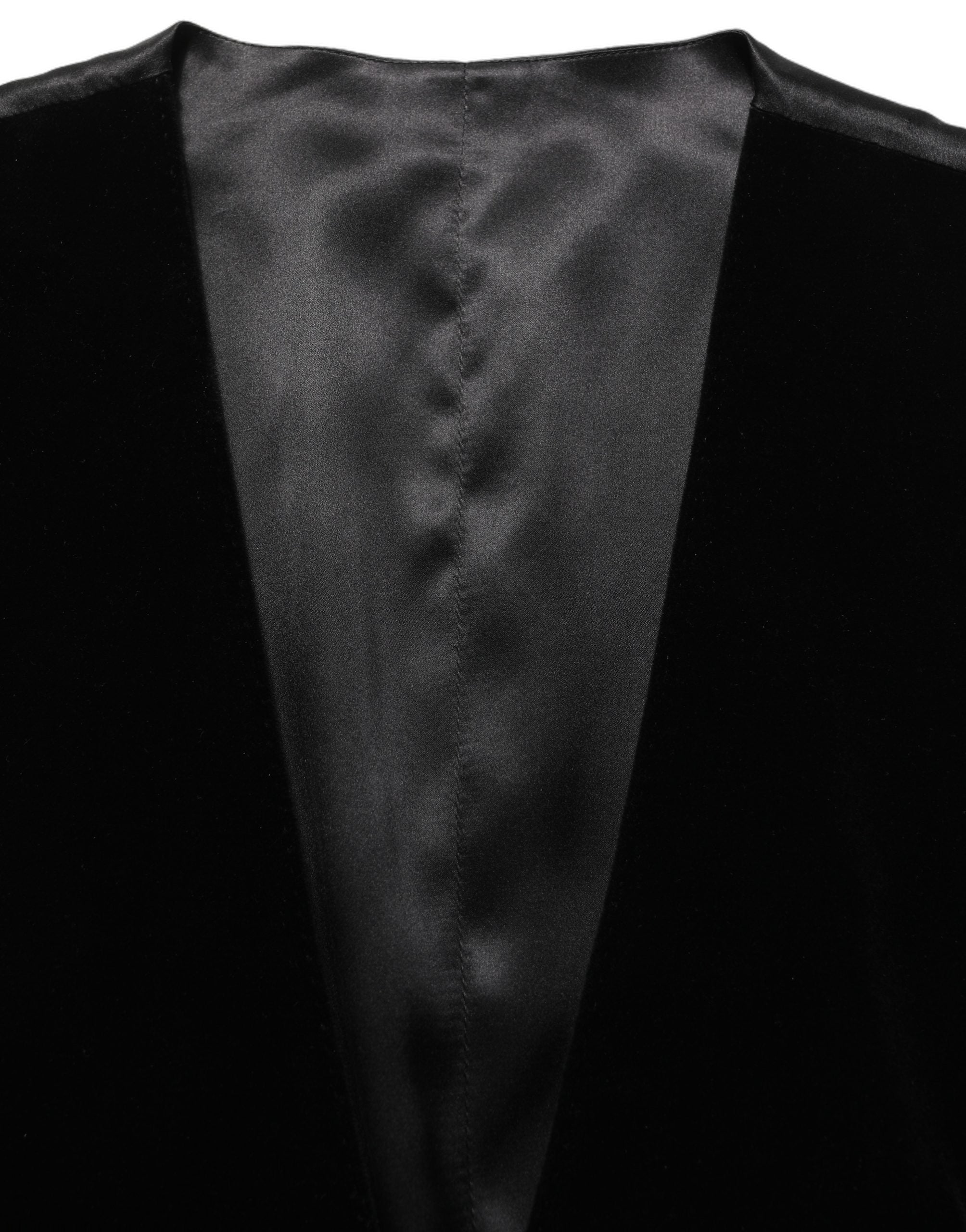 Gilet formel en mélange de laine noir de la marque Dolce & Gabbana, porté sur un mannequin, détail de la coupe et du tissu.
