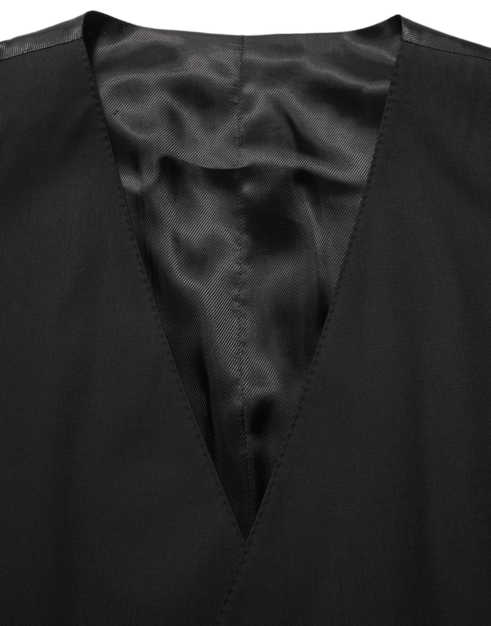 Gilet formel en laine noire Dolce & Gabbana avec taille extensible, porté de manière élégante sur un mannequin.
