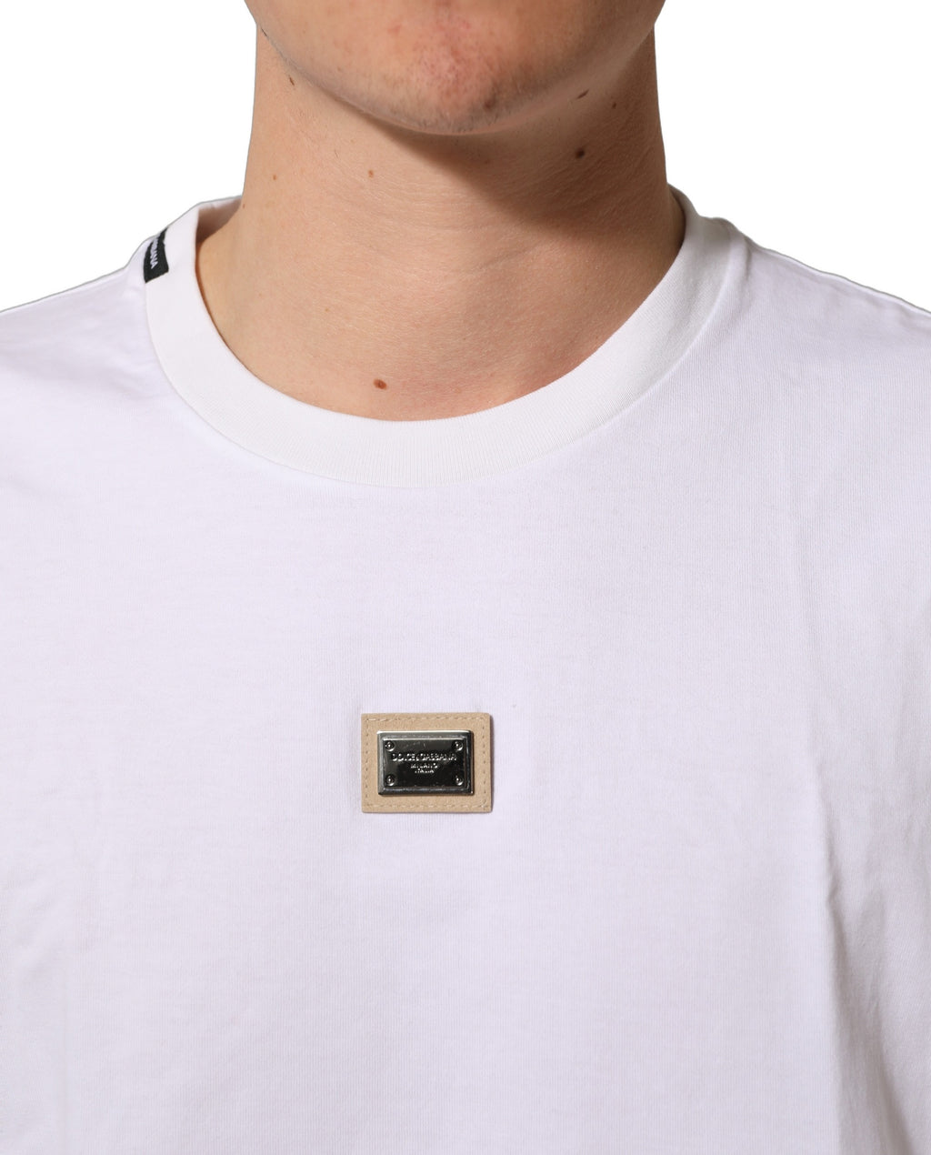 T-shirt blanc en coton Dolce & Gabbana avec logo en plaque sur le col, coupe classique et style élégant.
