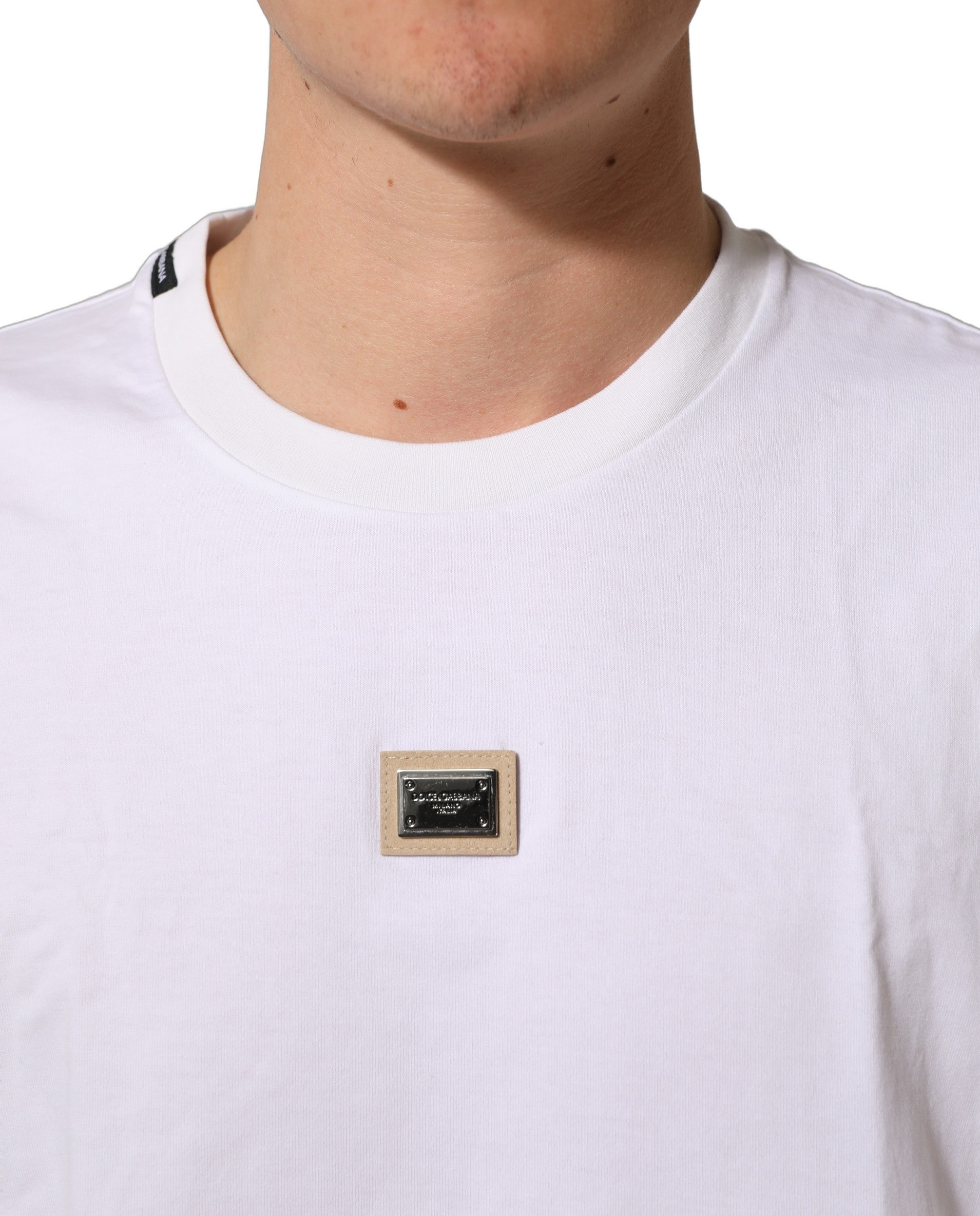 T-shirt blanc en coton Dolce & Gabbana avec logo en plaque sur le col, coupe classique et style élégant.