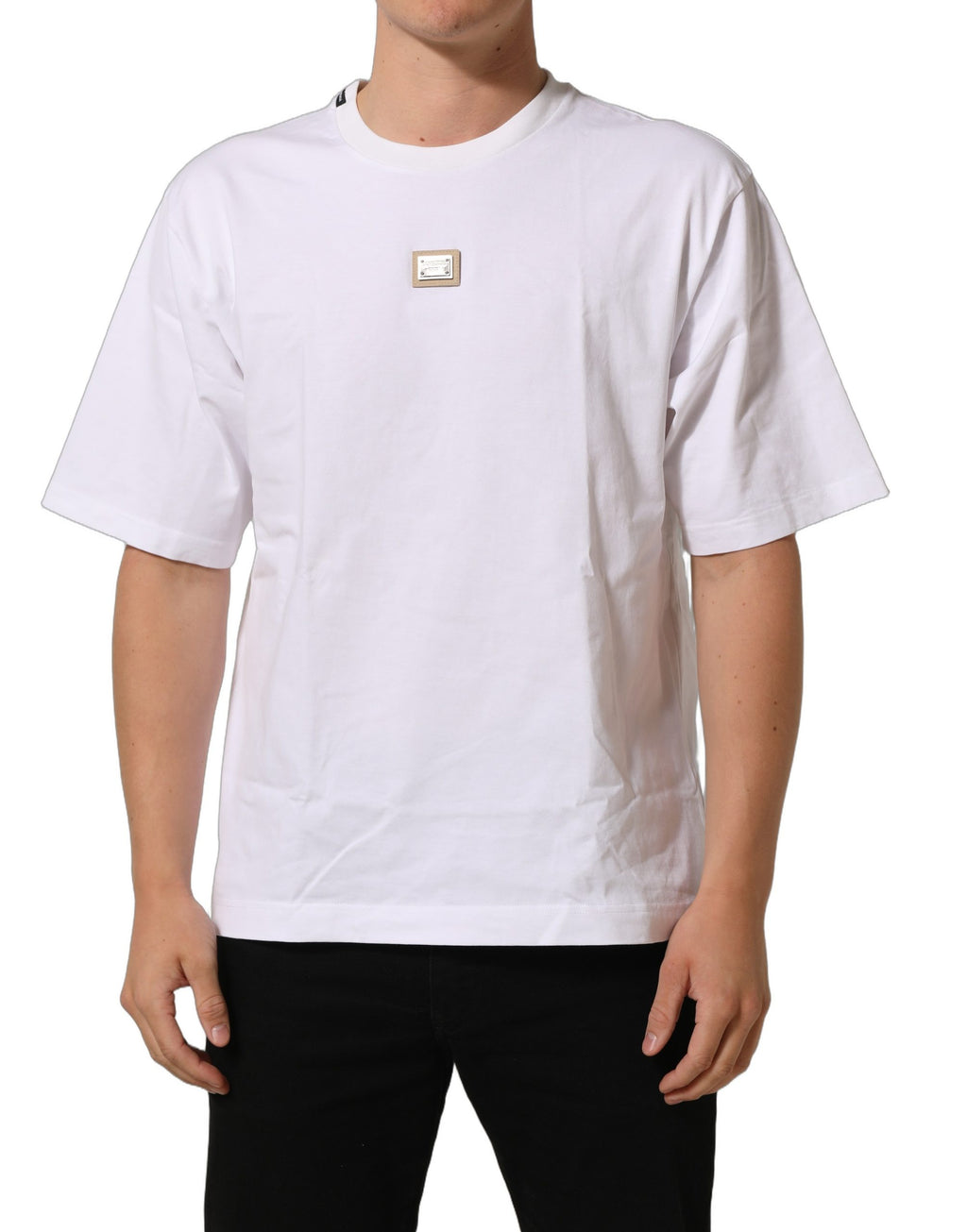 T-shirt blanc en coton Dolce & Gabbana avec logo en plaque sur le col rond, vue de face.