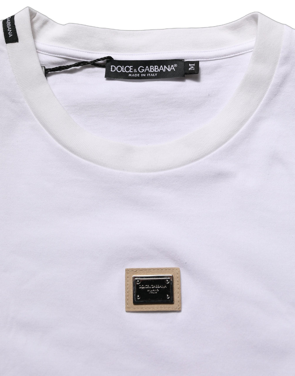 T-shirt blanc Dolce & Gabbana en coton avec logo et plaque sur le col, coupe classique, vue de face.