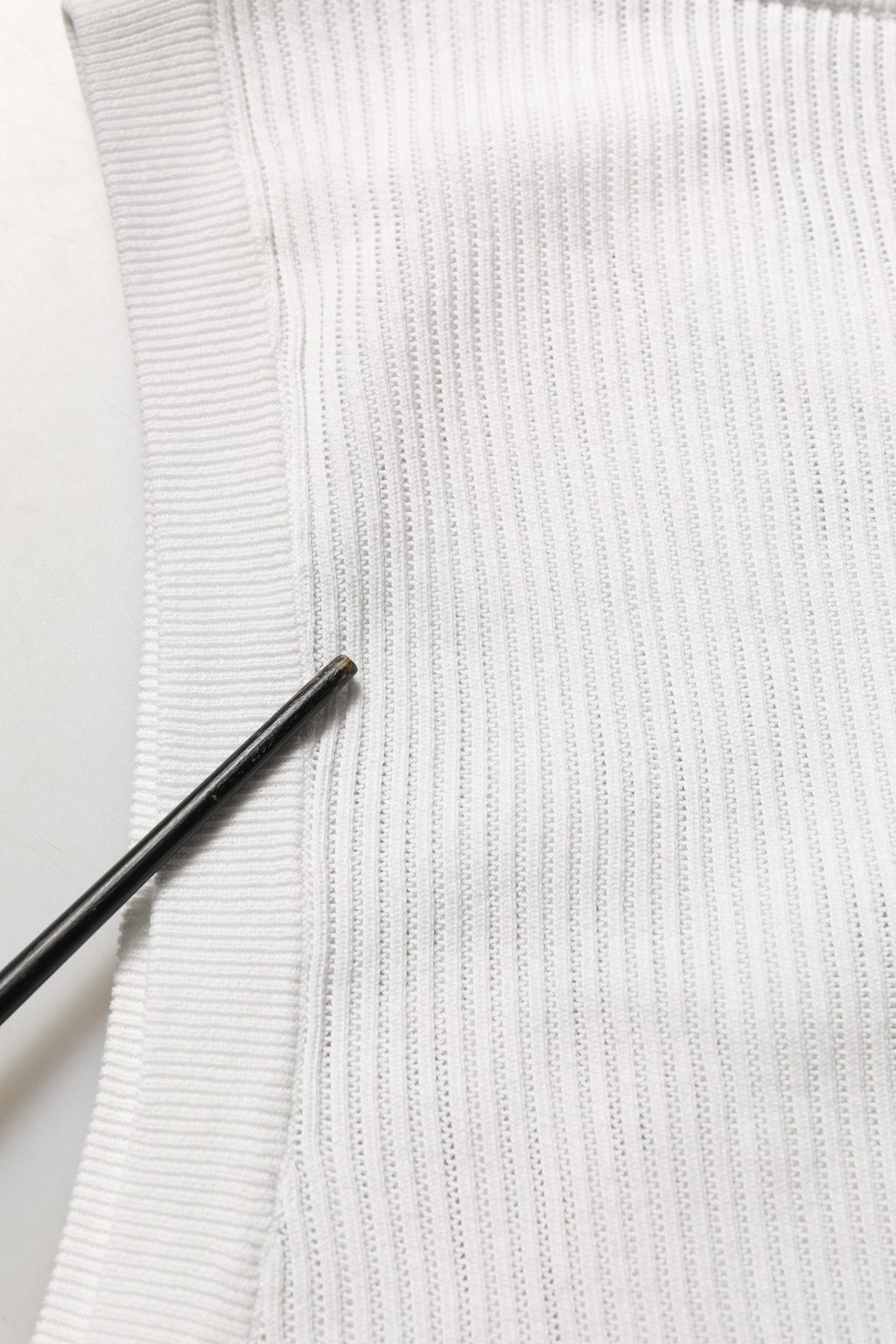 T-shirt sans manches en soie blanche Dolce & Gabbana avec col rond, vue de face.