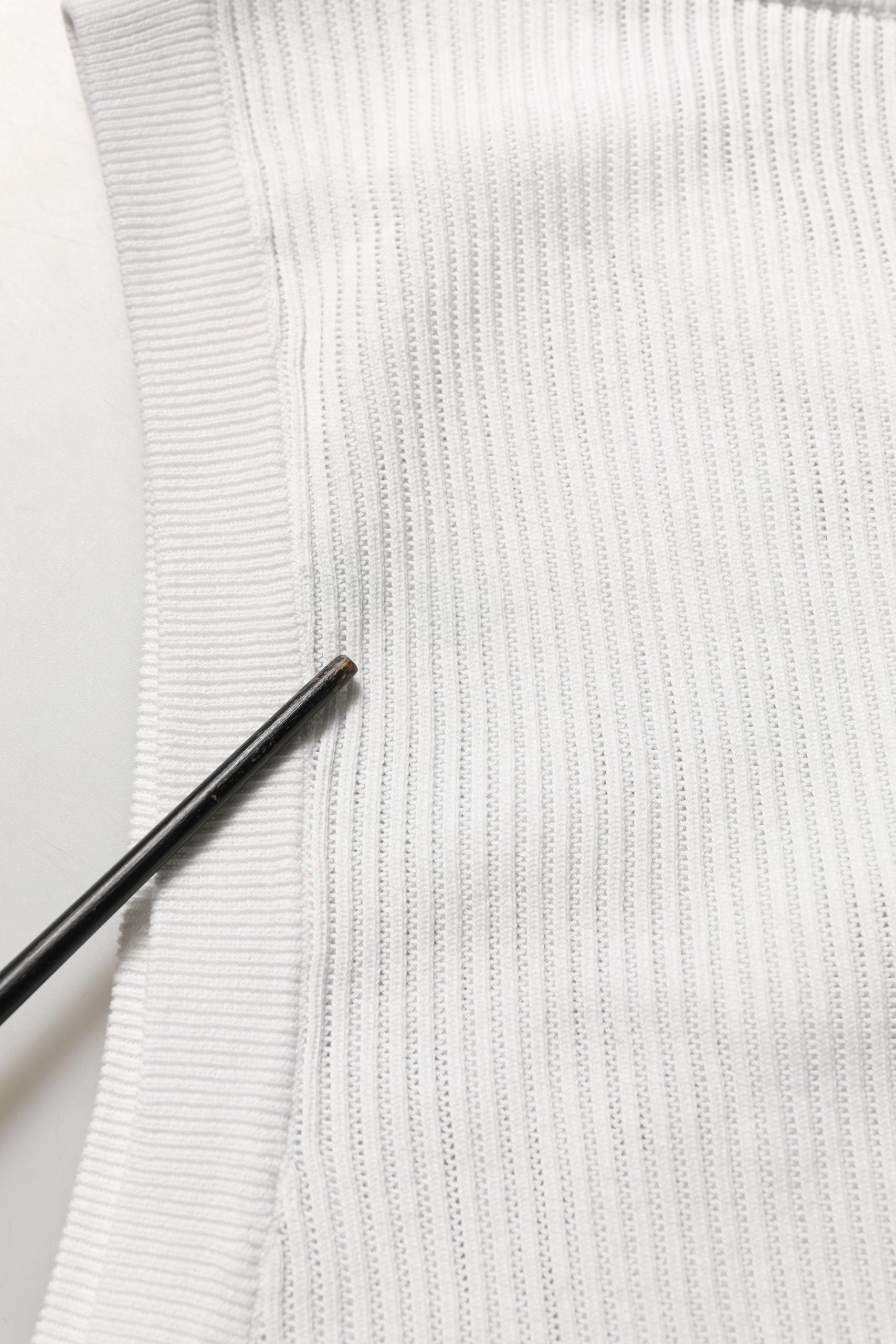 T-shirt sans manches en soie blanche Dolce & Gabbana avec col rond, vue de face.