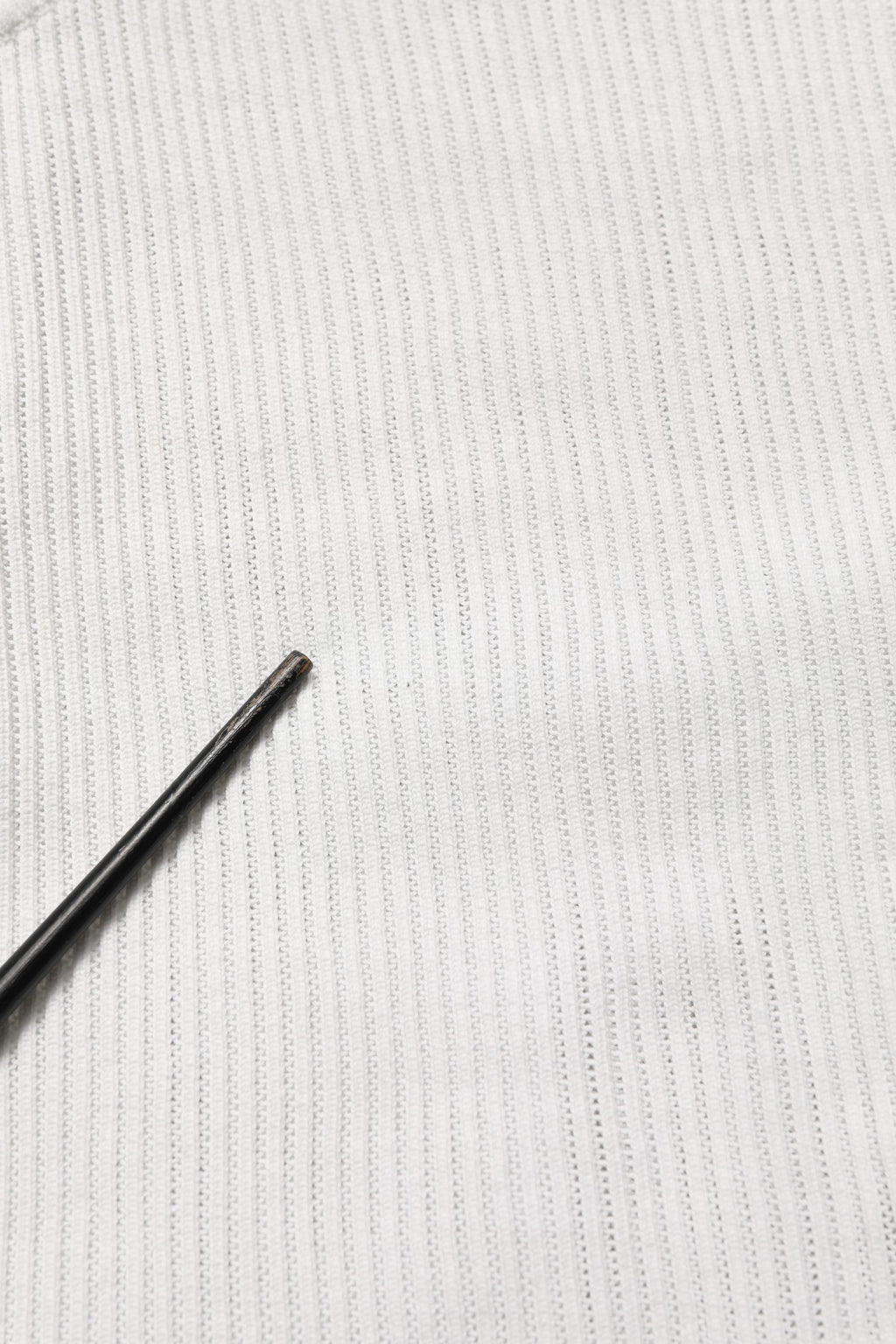 Débardeur en soie blanc sans manches de Dolce & Gabbana avec col rond, élégant et léger, visible sur l'image.