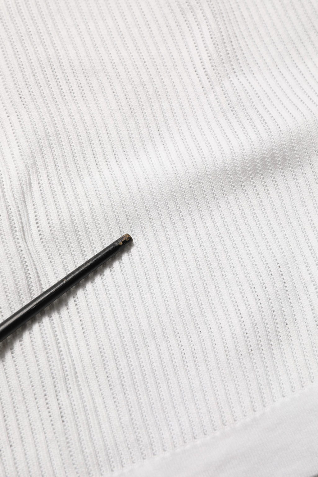 T-shirt sans manches en soie blanche Dolce & Gabbana avec col rond, vue de face.