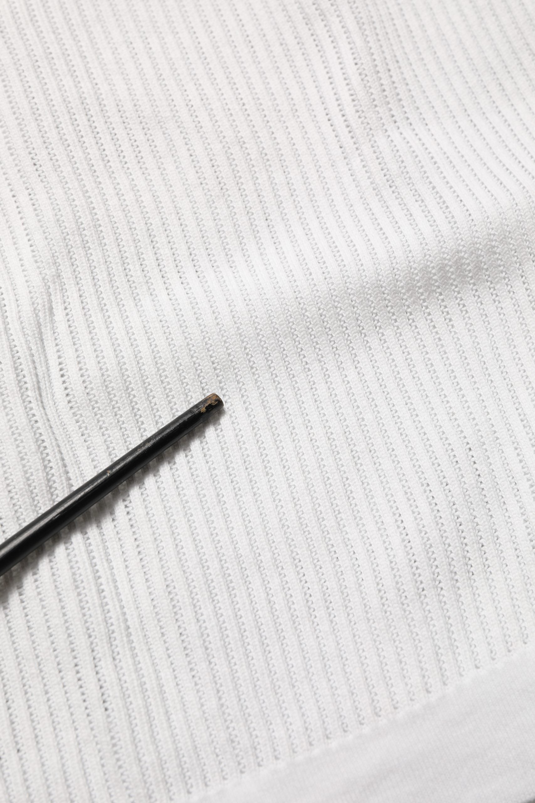 T-shirt sans manches en soie blanche Dolce & Gabbana avec col rond, vue de face.