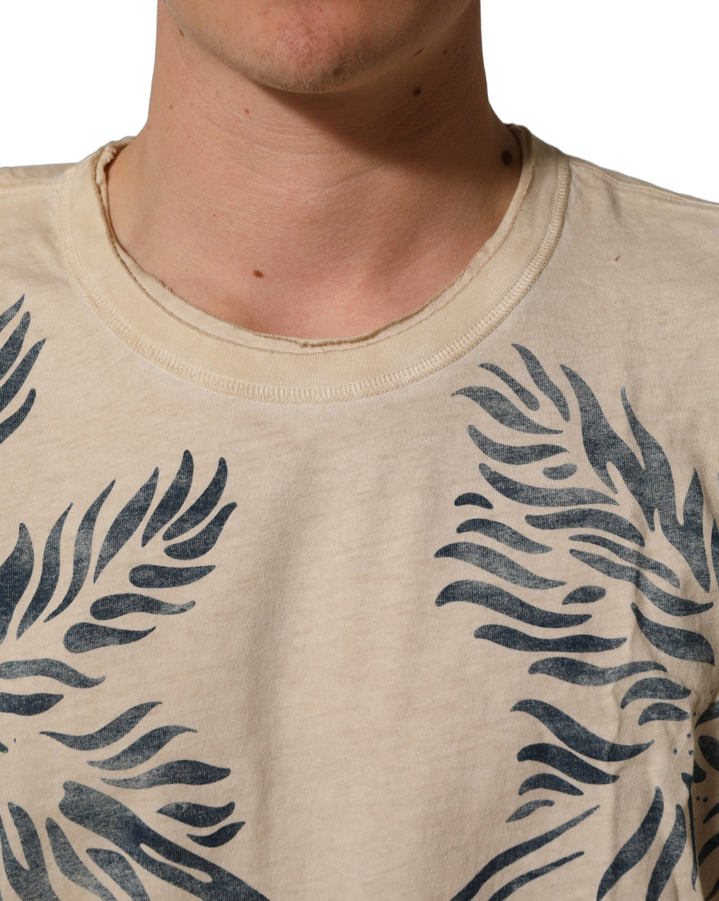 T-shirt beige en coton Dolce & Gabbana avec imprimé graphique à col rond, vue de face.