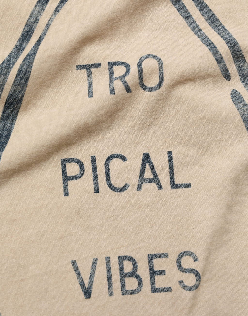 T-shirt beige en coton Dolce & Gabbana avec imprimé graphique à col rond, vue de face sur fond neutre.