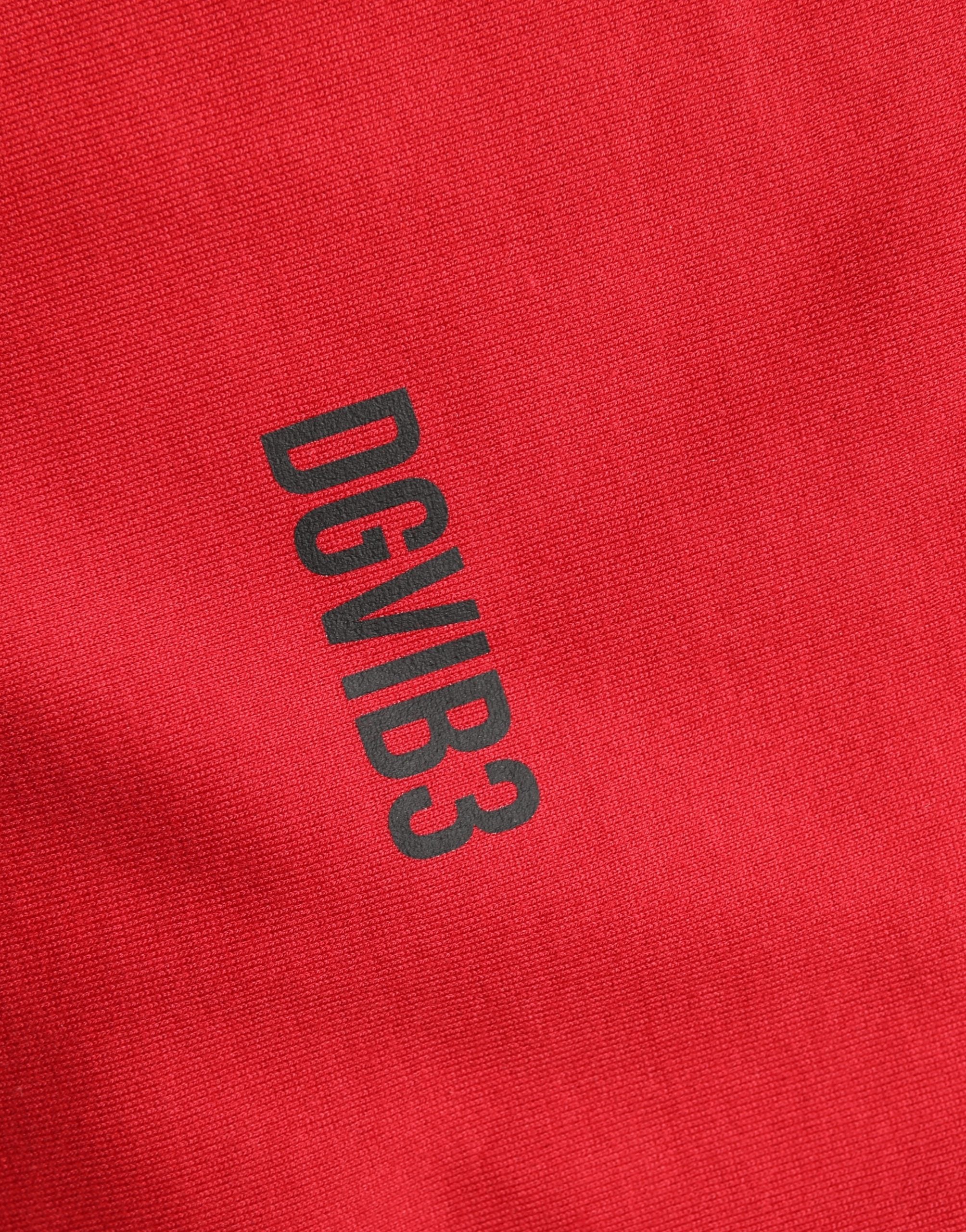 T-shirt à col rond en coton rouge avec imprimé graphique de Dolce & Gabbana, mode masculine élégante.