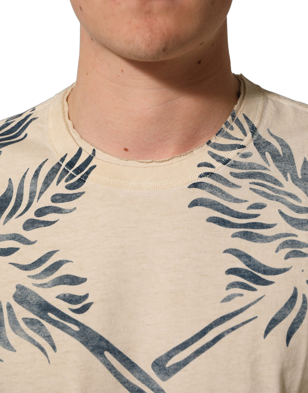 T-shirt à col rond en coton beige avec imprimé graphique Dolce & Gabbana, mode décontractée pour homme.