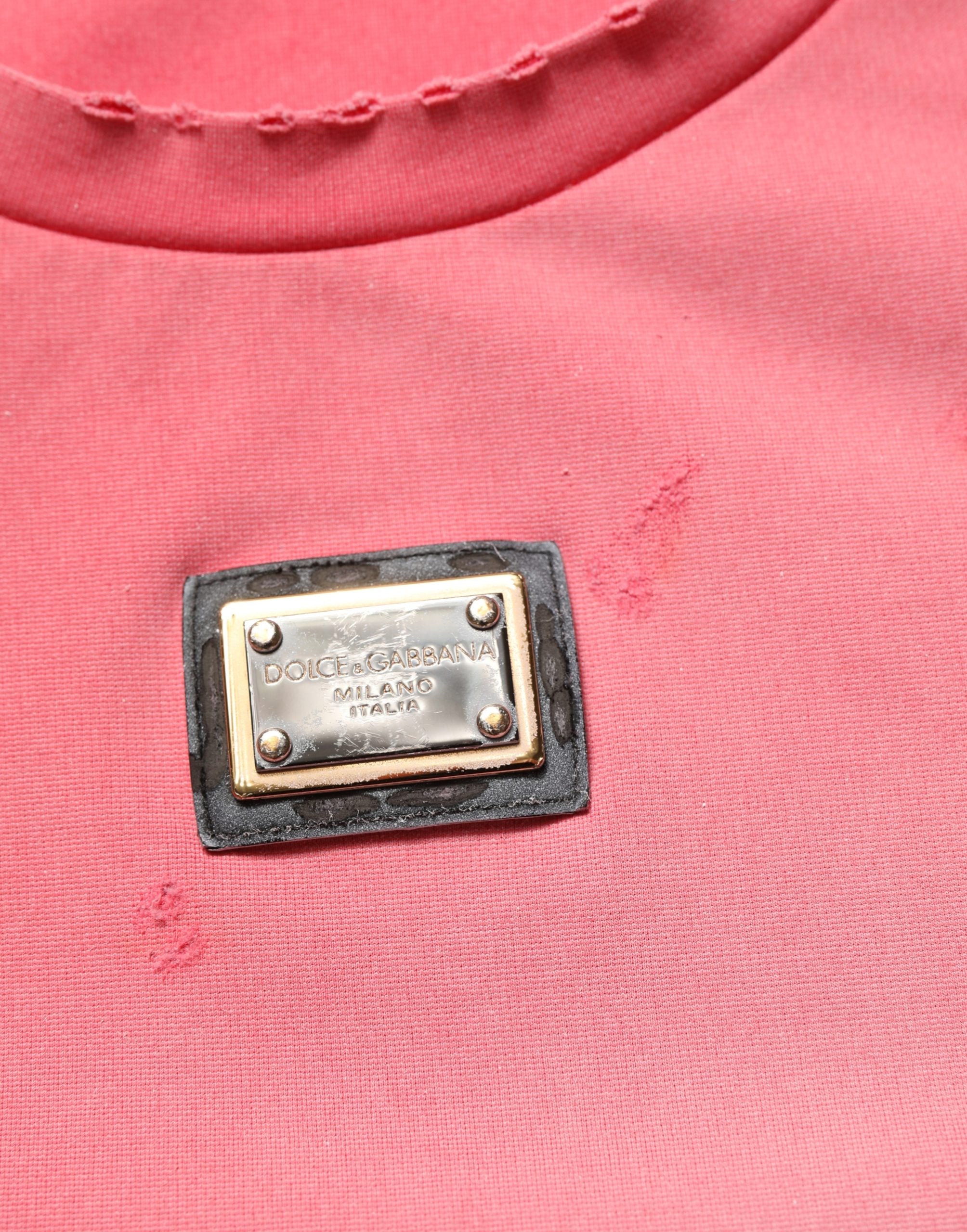 T-shirt rose Dolce & Gabbana Re-Edition avec col rond décontracté et détails usés, style streetwear élégant.