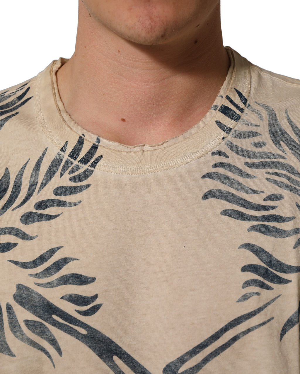 T-shirt en coton beige avec imprimé graphique Dolce & Gabbana, col rond, style décontracté et moderne.