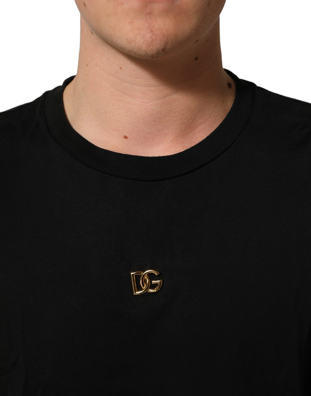 T-shirt noir Dolce & Gabbana en métal avec logo DG à manches courtes, design élégant et graphique, vue de face.