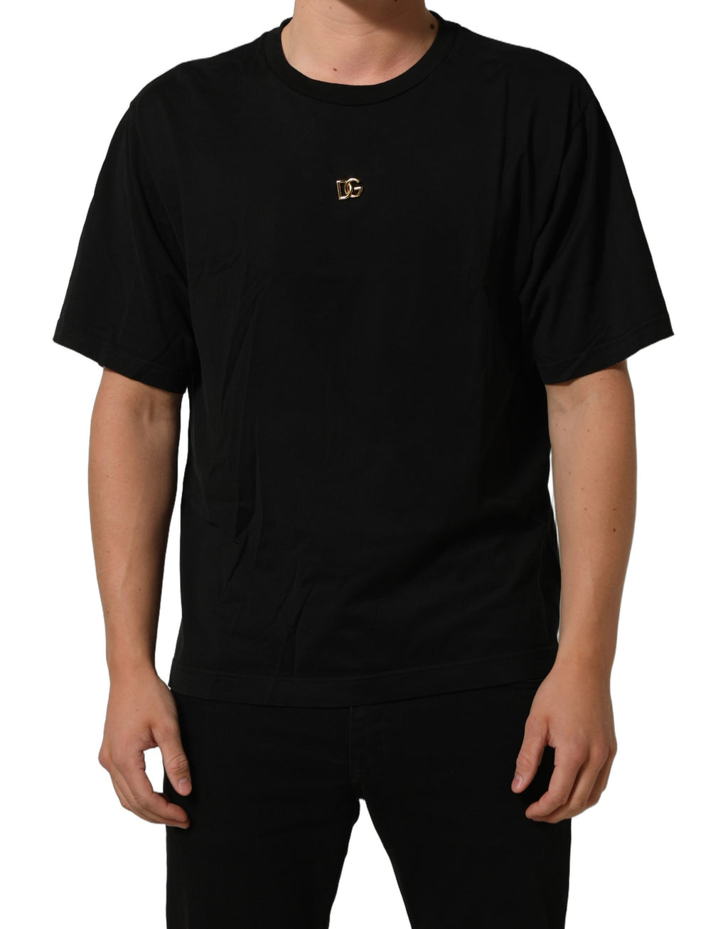 T-shirt noir à manches courtes Dolce & Gabbana avec logo métallique DG visible sur le devant.