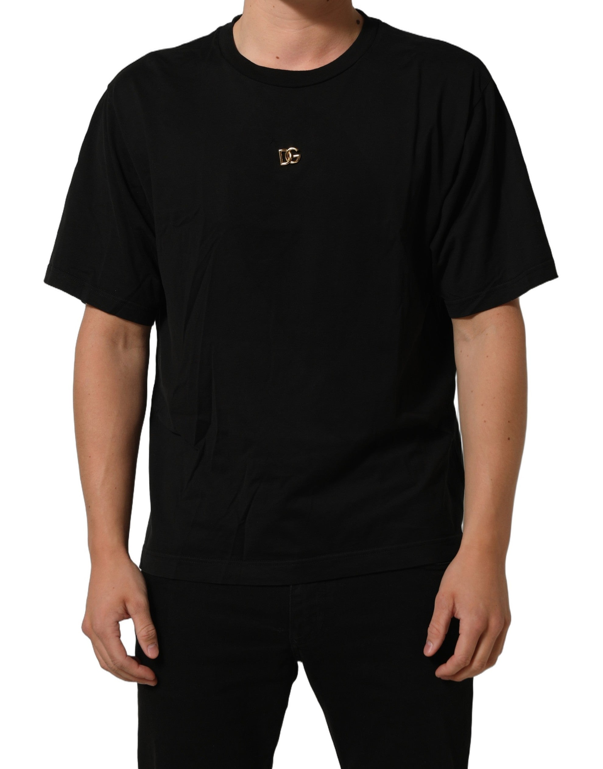 T-shirt noir à manches courtes Dolce & Gabbana avec logo en métal DG visible sur le devant.