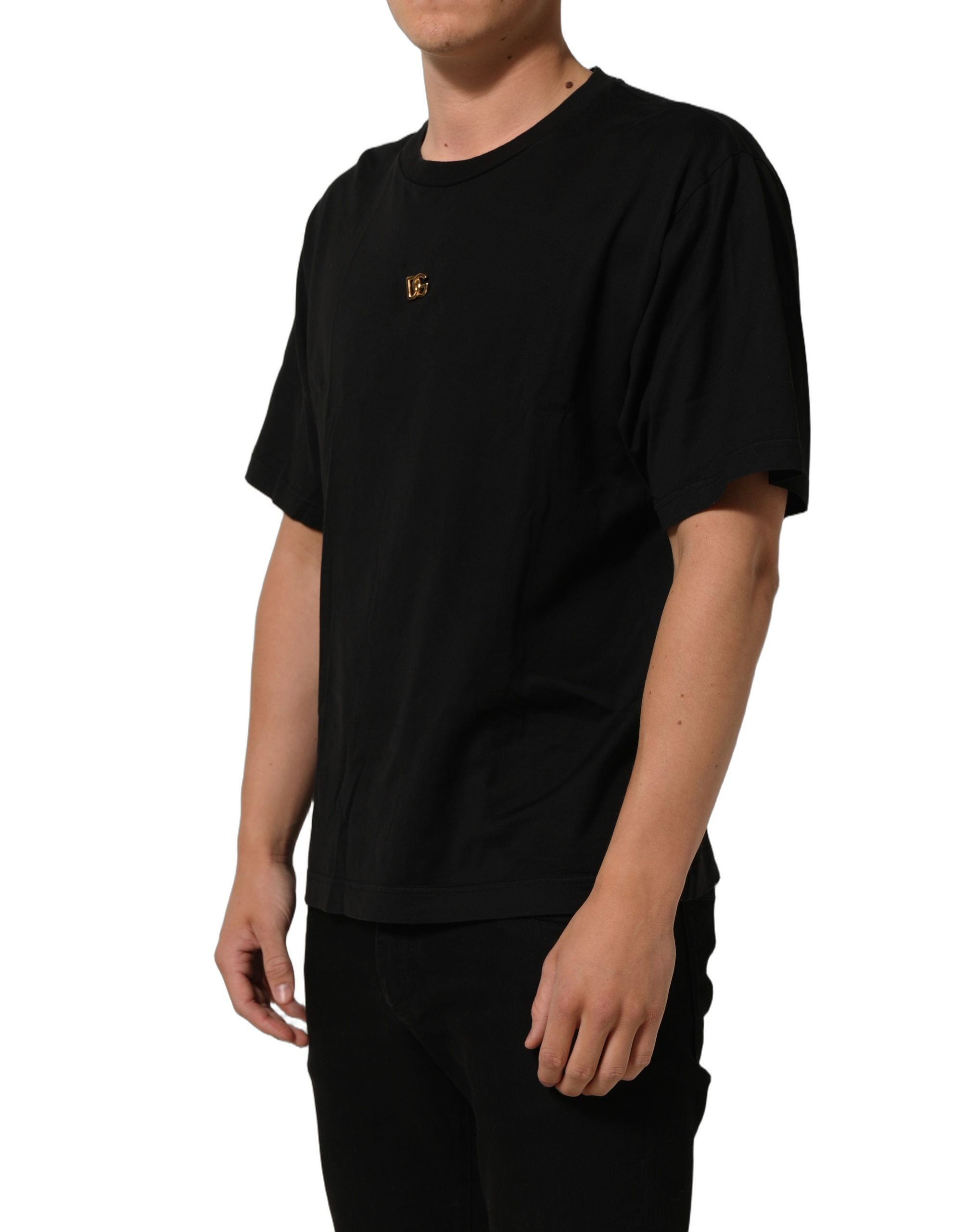 T-shirt à manches courtes noir Dolce & Gabbana avec logo en métal DG visible sur le devant.