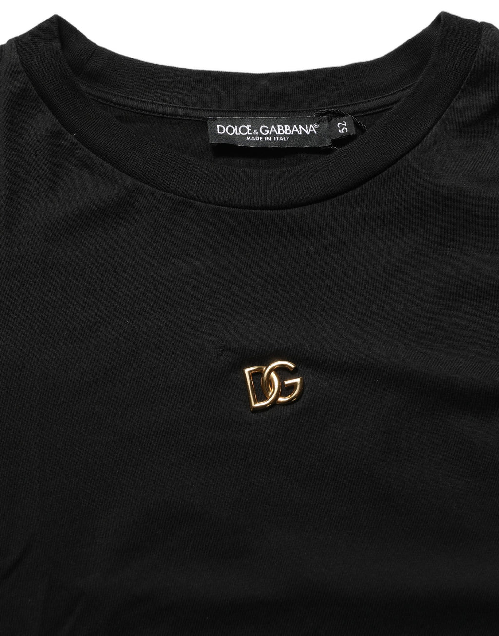 T-shirt noir Dolce & Gabbana à manches courtes avec logo en métal DG, style élégant et contemporain.