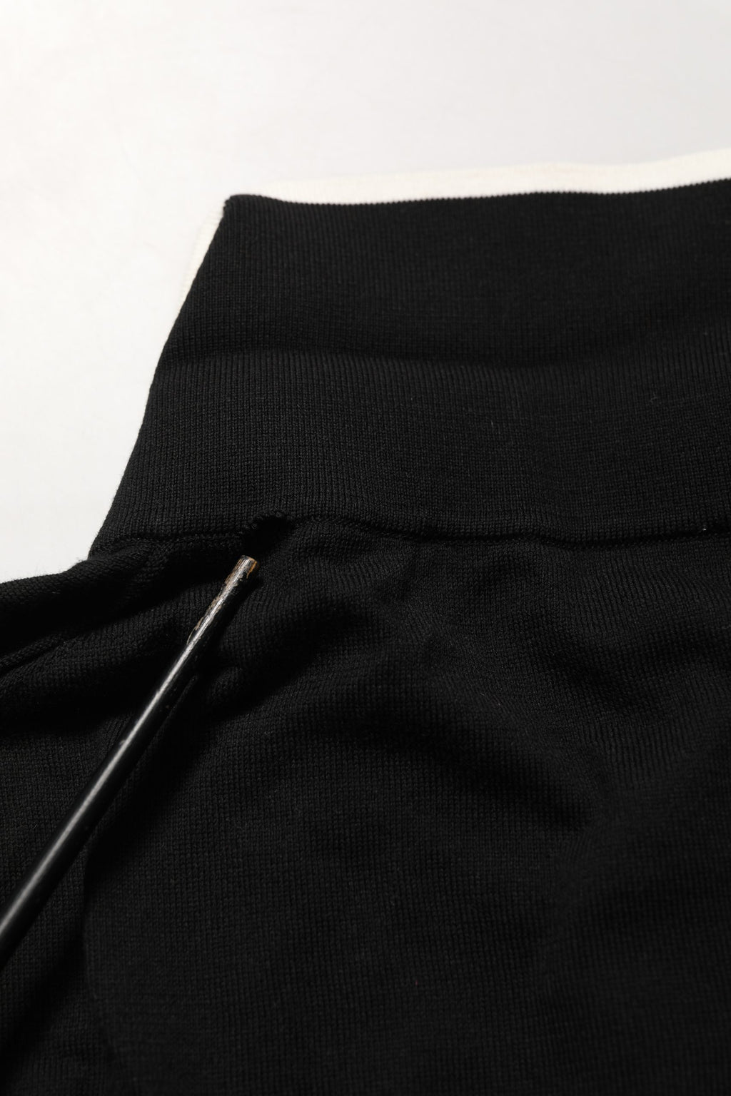 Polo Dolce & Gabbana en coton noir avec col, manches courtes, style classique et élégant.