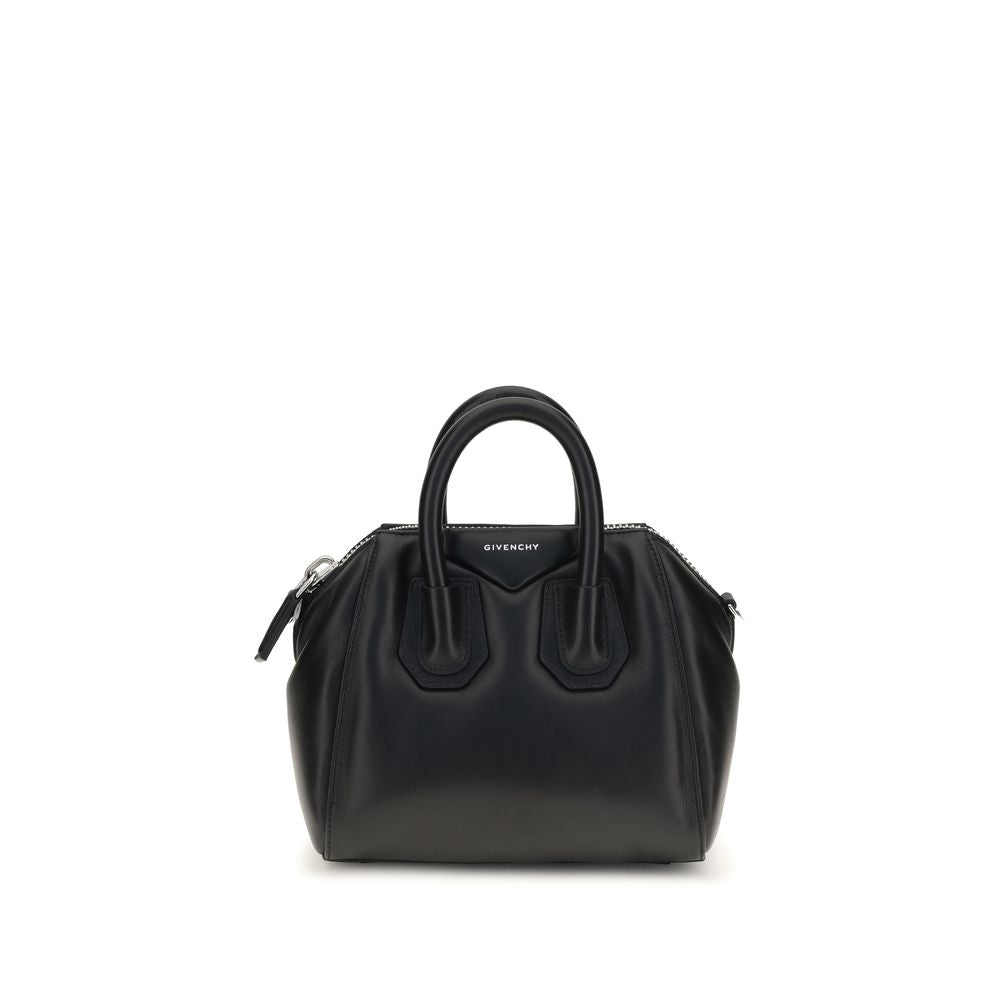 Sac à main Givenchy en cuir d'agneau noir Ovis Aries, avec détails élégants et finition de haute qualité.