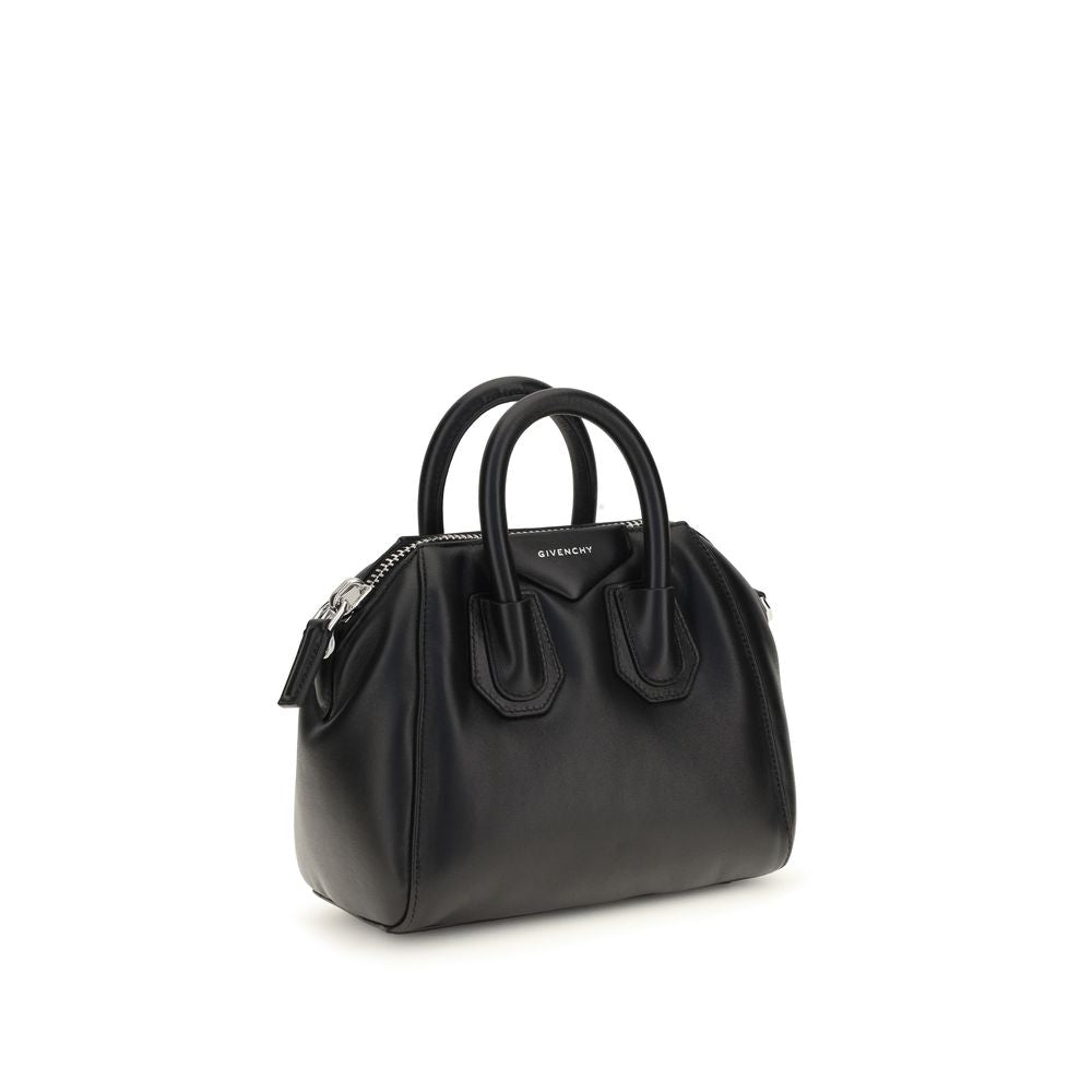 Sac à main Givenchy en cuir d'agneau noir Ovis Aries, finition élégante et détails sophistiqués.