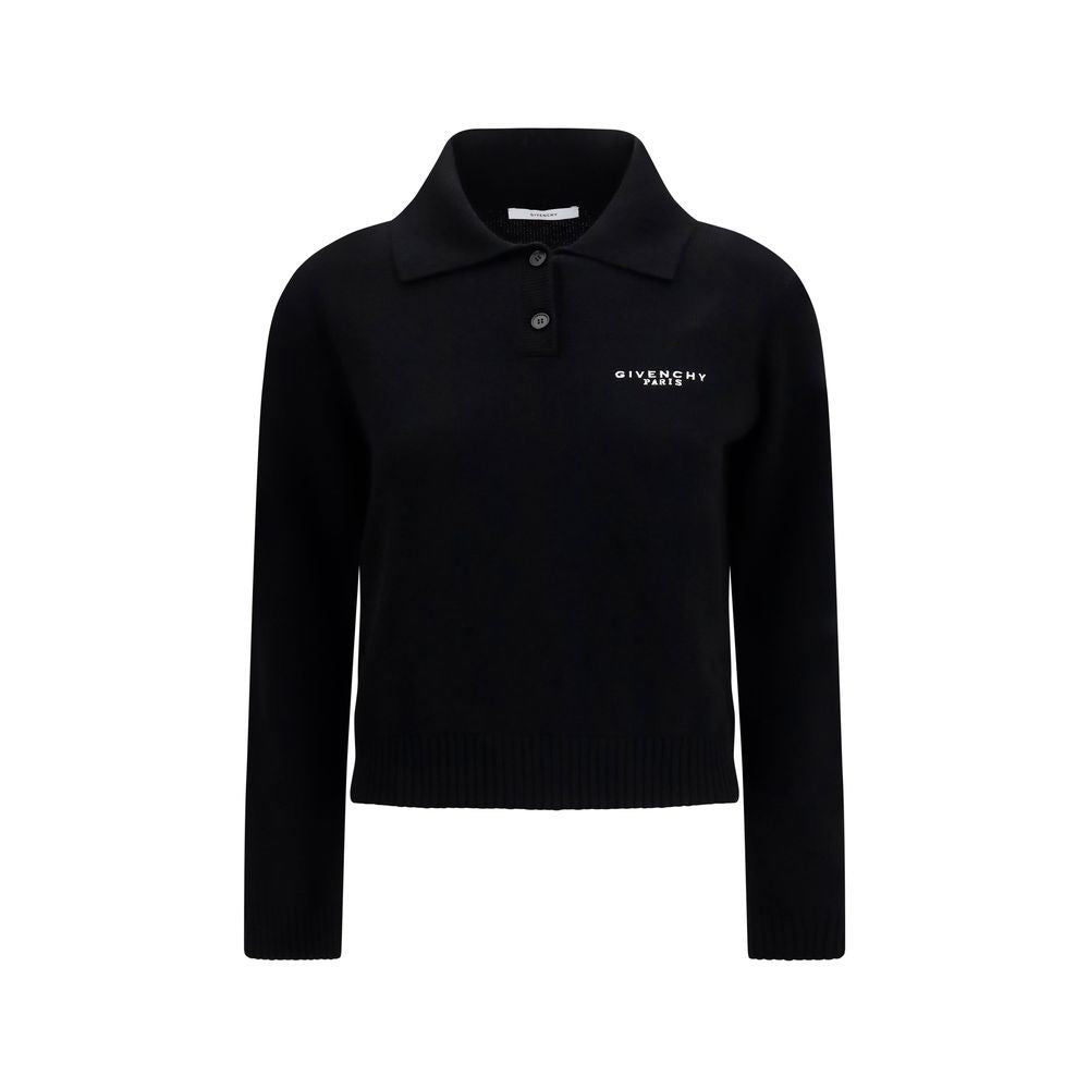 Pull Givenchy en cachemire noir avec col rond et manches longues, porté sur un modèle.