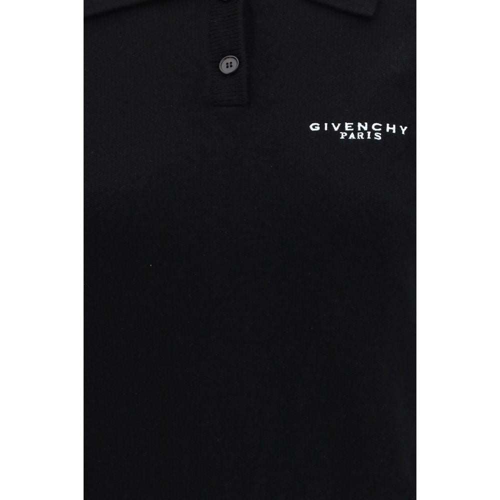 Pull noir en cachemire Givenchy porté sur un mannequin, détail du col et texture douce du tissu.