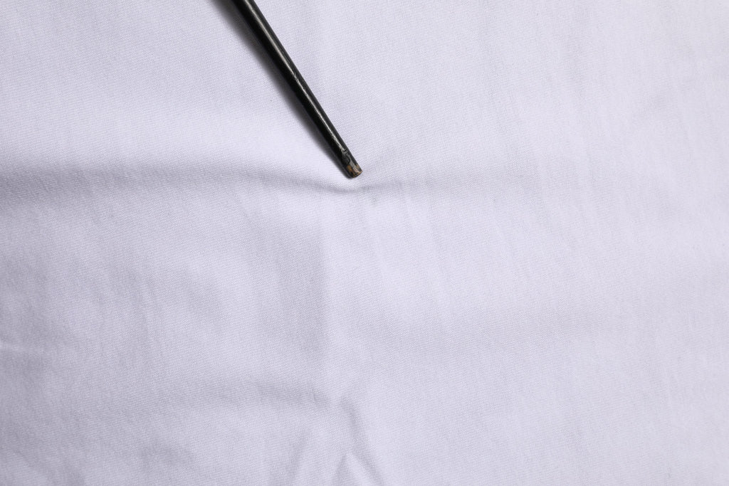 T-shirt homme blanc Dolce & Gabbana avec logo DG imprimé à manches courtes, style décontracté et moderne.