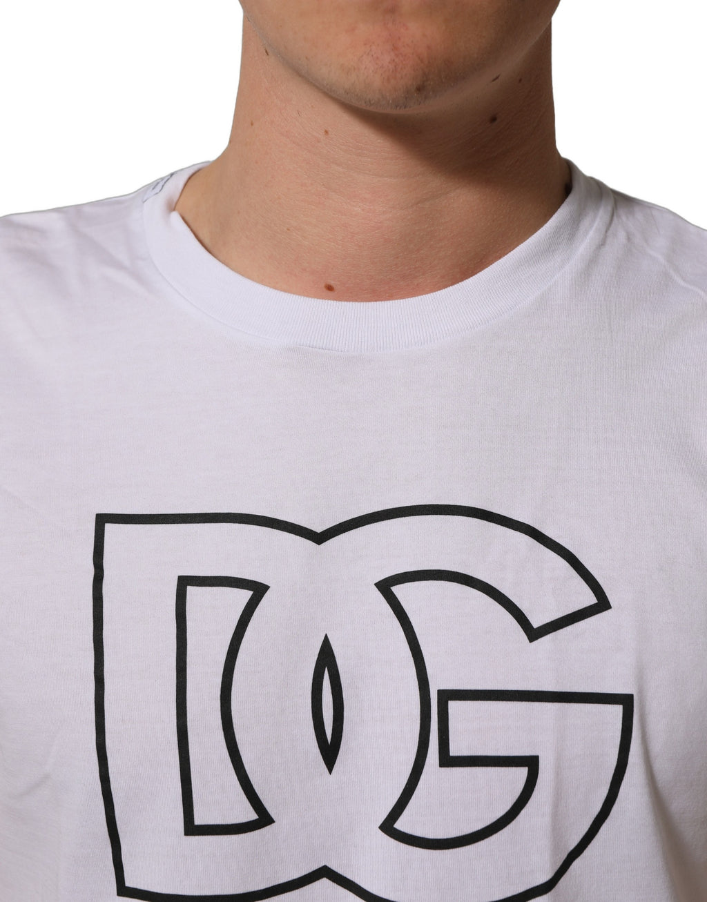 T-shirt homme blanc Dolce & Gabbana avec logo DG imprimé, manches courtes, style décontracté et élégant.