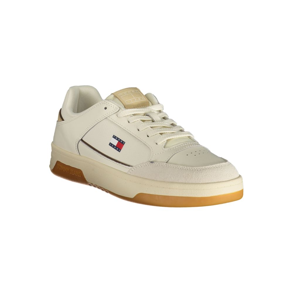 Sneakers blanches en polyuréthane pour hommes de la marque Tommy Hilfiger, vue de face avec détails de la semelle et du design.