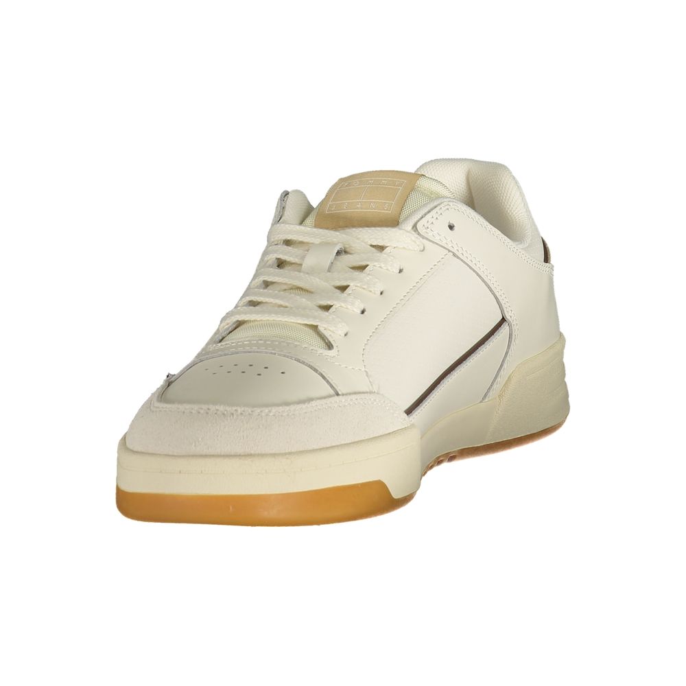 Chaussure sneaker blanche en polyuréthane pour homme de la marque Tommy Hilfiger, vue de côté.